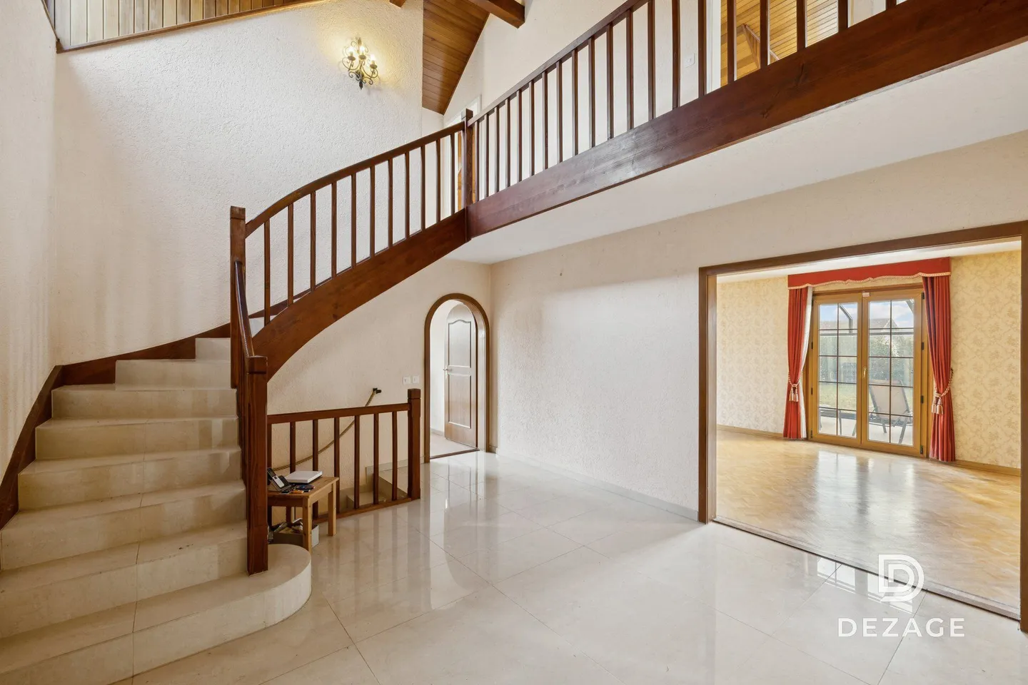 Large family property on the edge of the forest: exceptional volumes and potential! - Photo 6 of 13