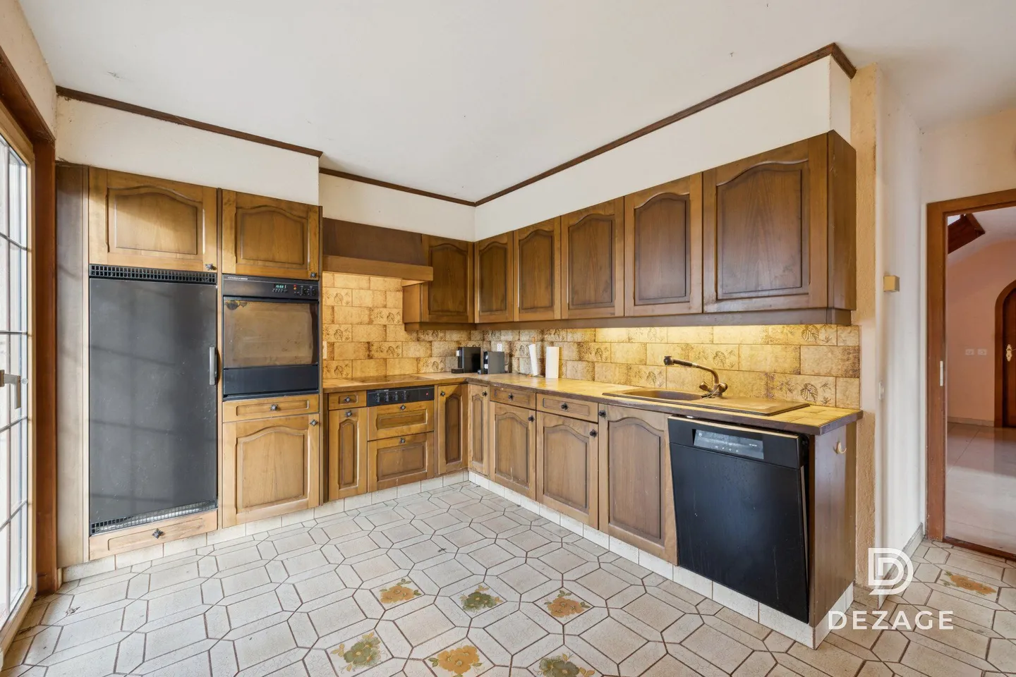 Large family property on the edge of the forest: exceptional volumes and potential! - Photo 7 of 13