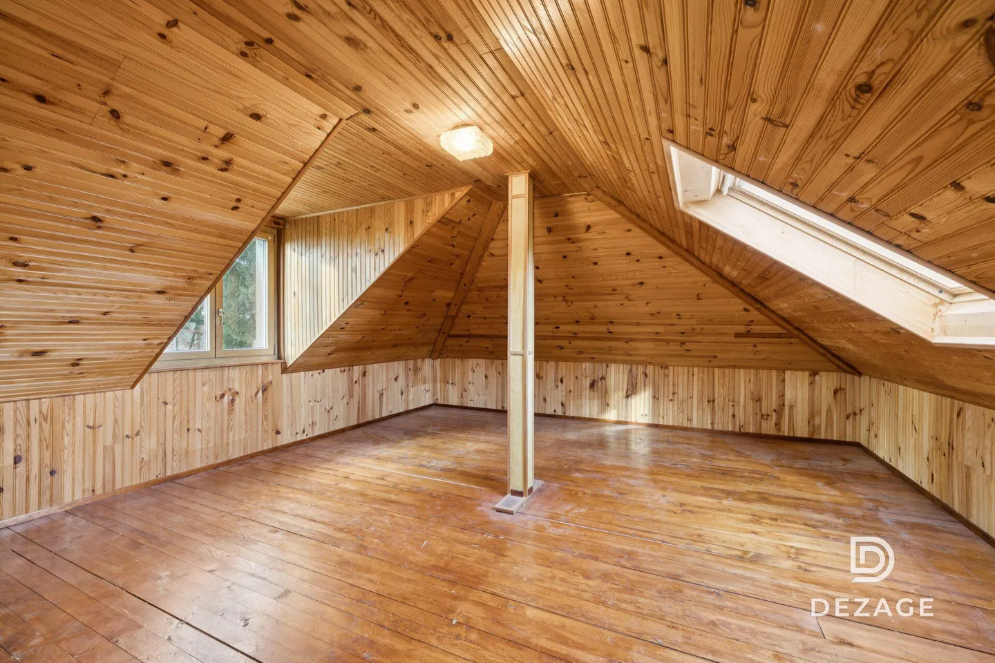 Large family property on the edge of the forest: exceptional volumes and potential! - Photo 11 of 13