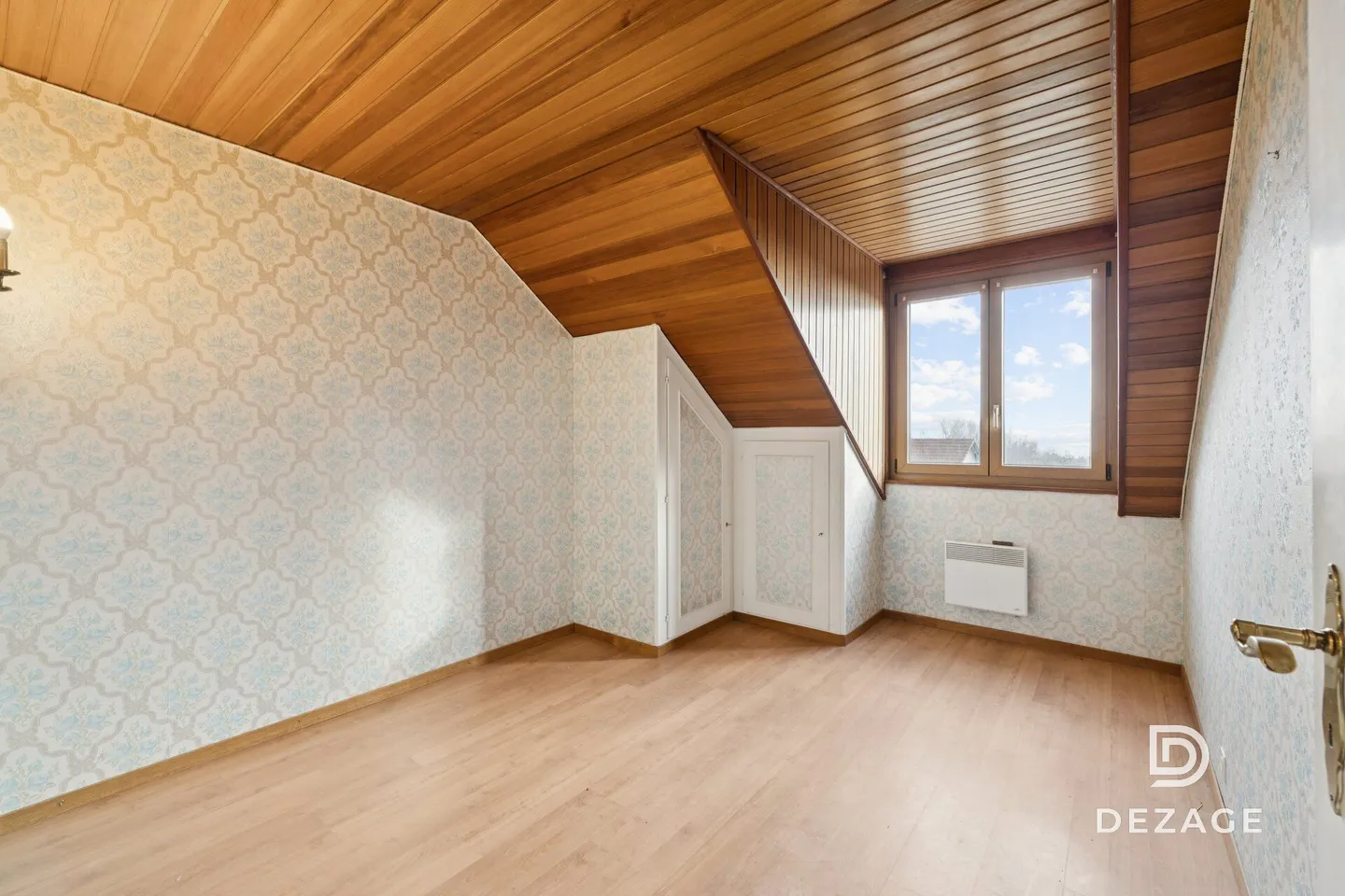 Large family property on the edge of the forest: exceptional volumes and potential! - Photo 10 of 13