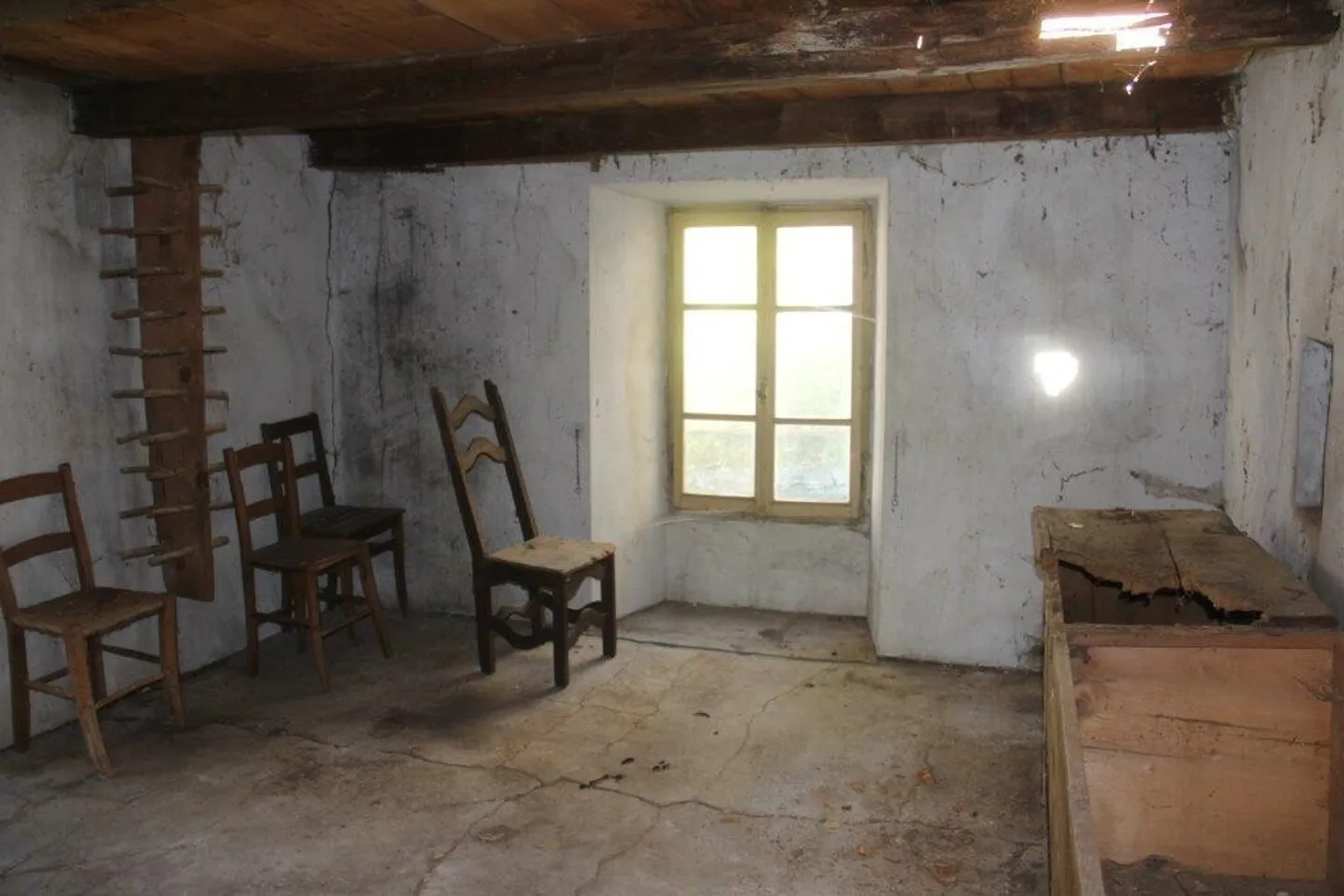 Large rustic house with parking and land - Photo 11 of 13
