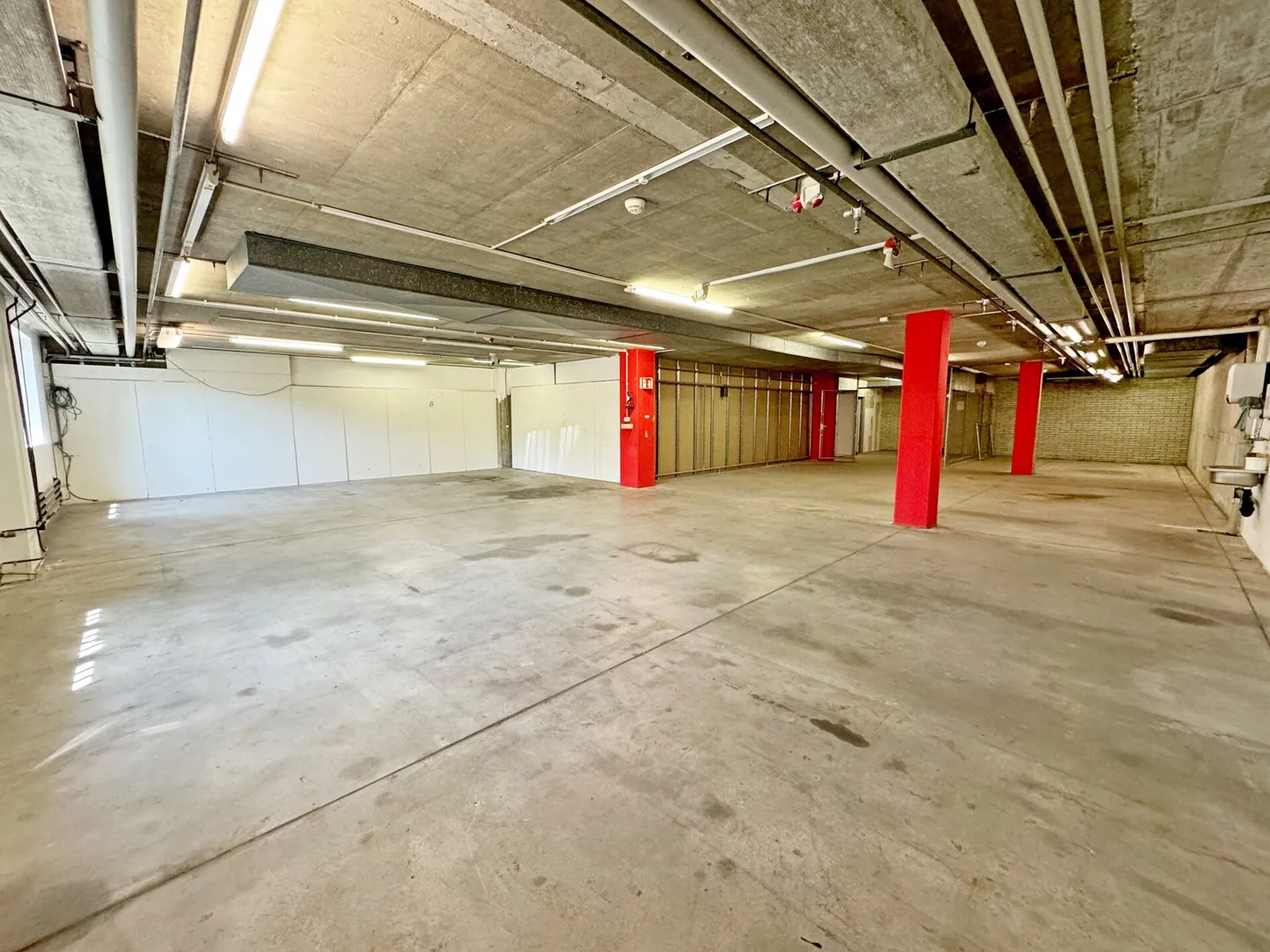 Storage and workshop premises with daylight in a central location in Aesch - Photo 4 of 5