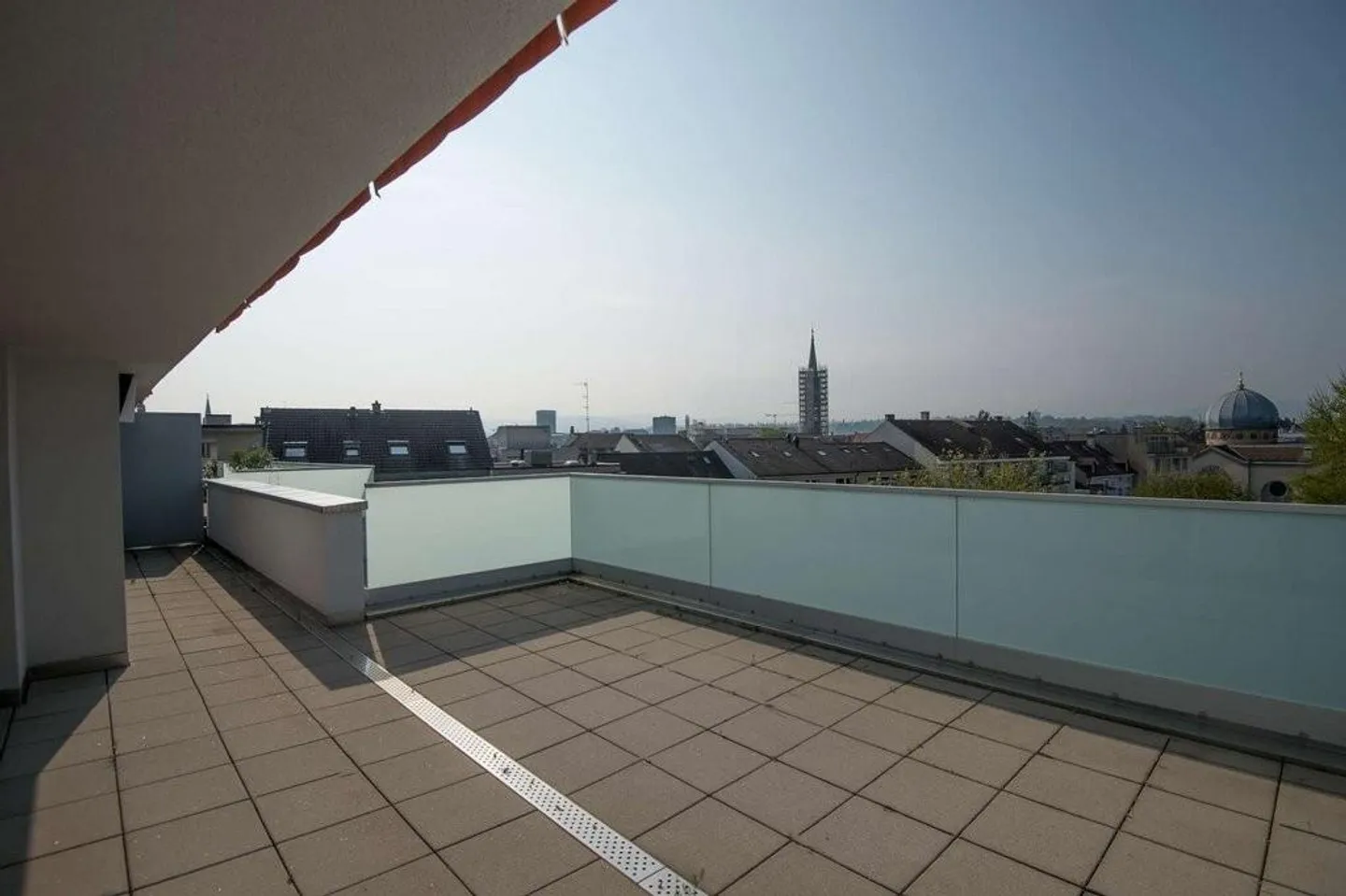 Sunny Attic Apartment Near Old Town - Photo 2 of 8