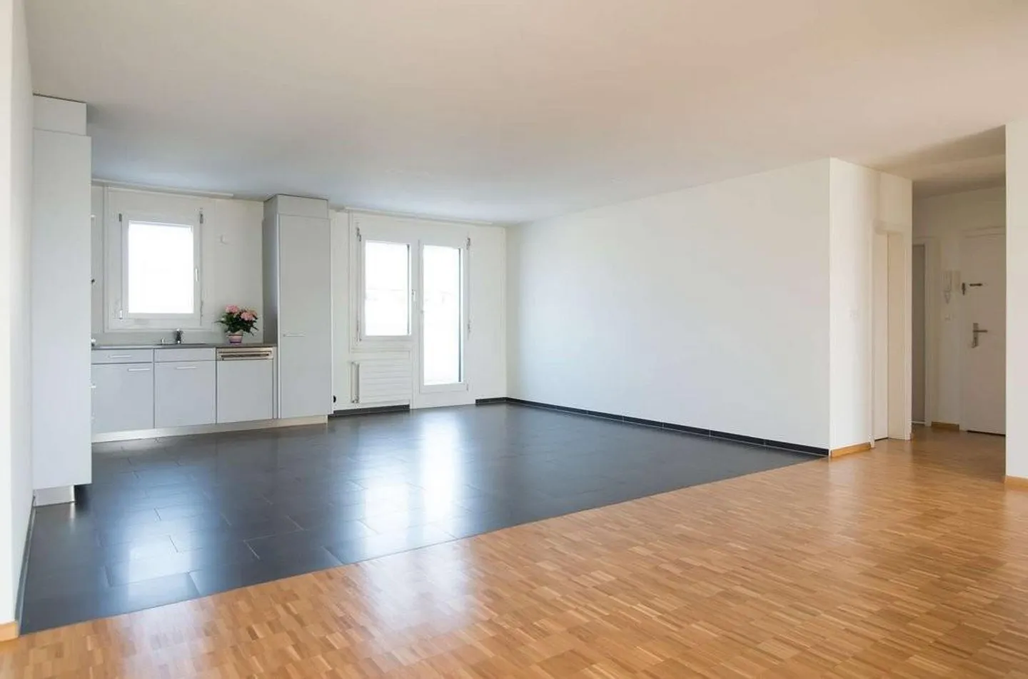 Sunny Attic Apartment Near Old Town - Photo 6 of 8