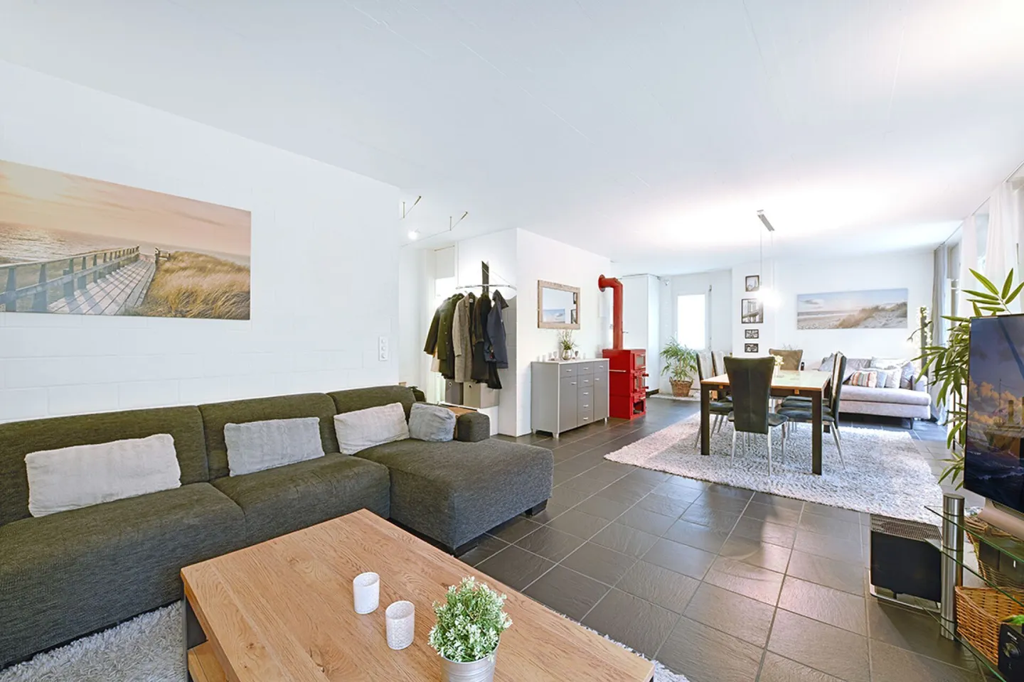 4.5-room garden apartment with individual floor plan and spacious outdoor seating area - Photo 1 of 10