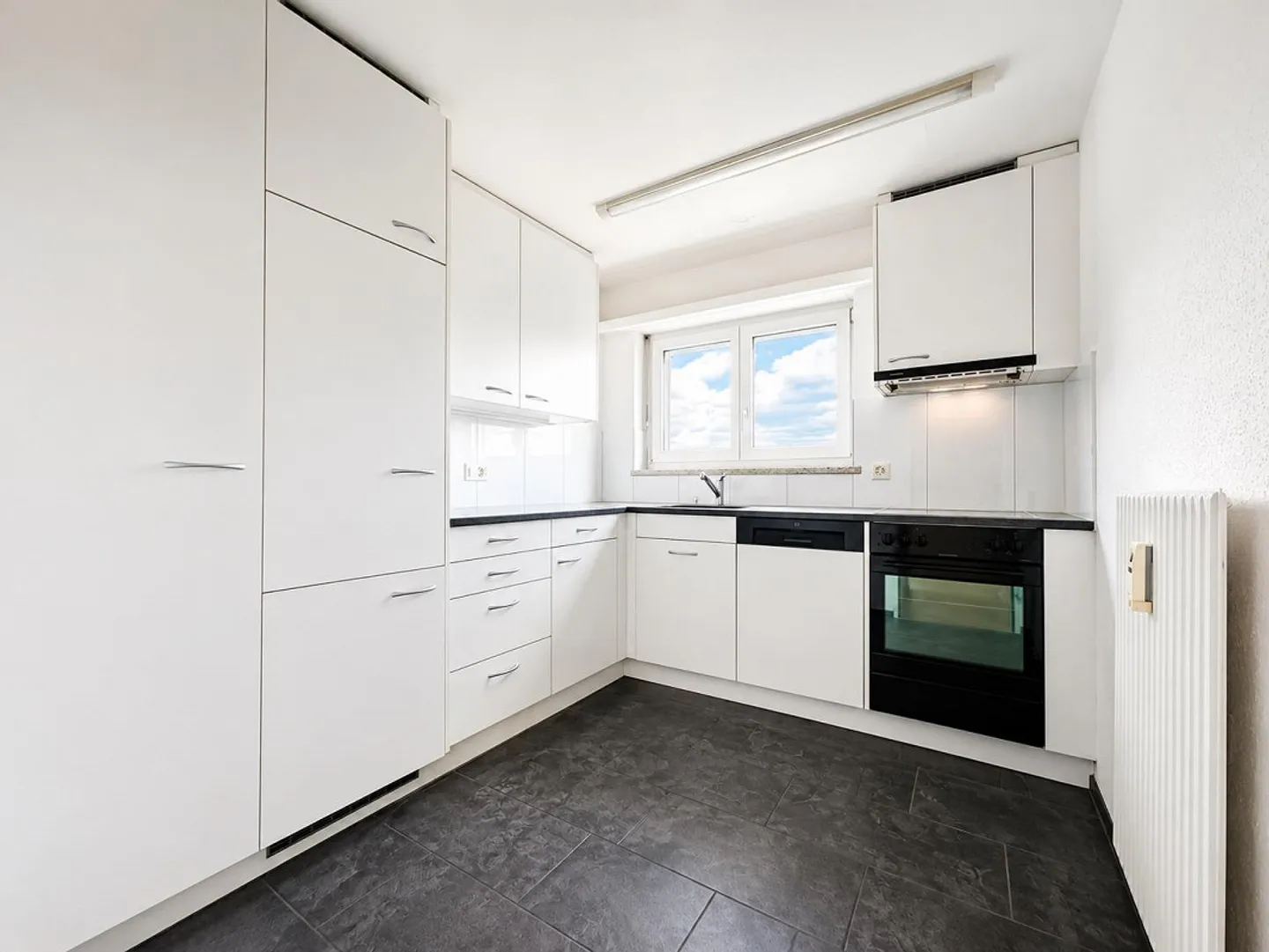 Bright 5.5 room penthouse apartment with dream terrace for rent! - Photo 2 of 8