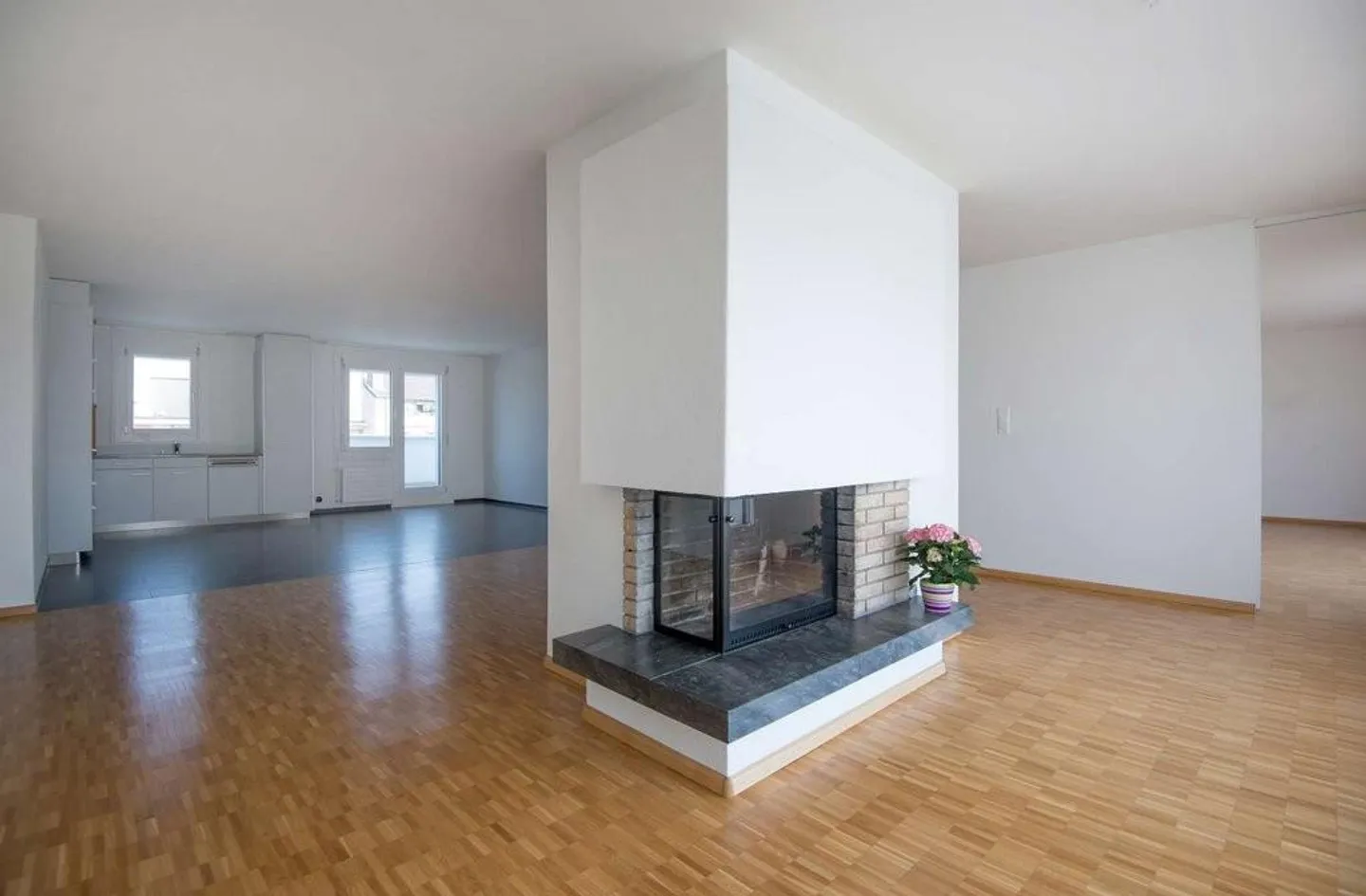 Sunny Attic Apartment Near Old Town - Photo 8 of 8
