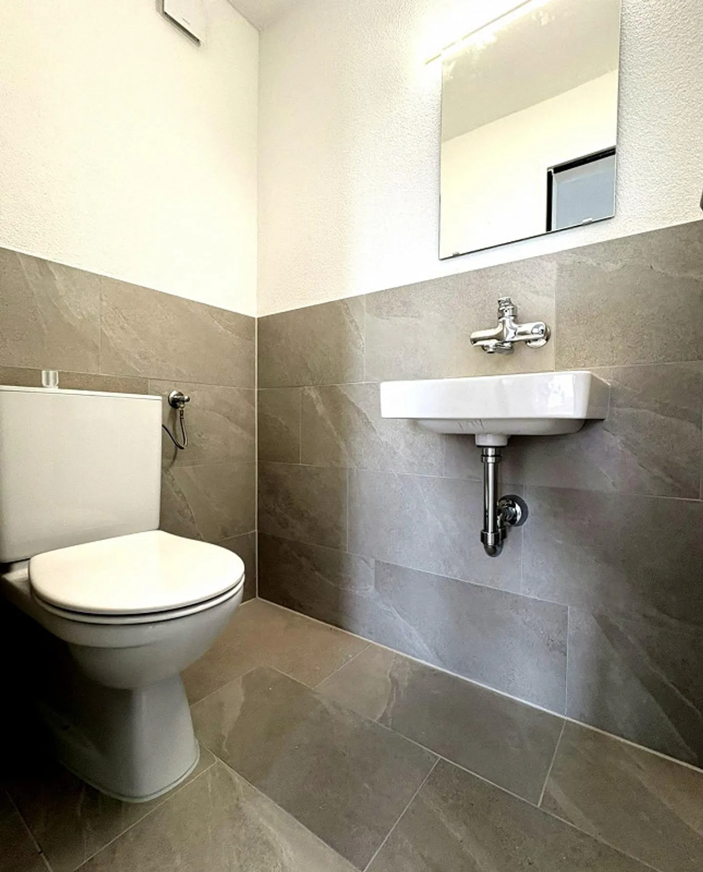 Bright 5.5 room penthouse apartment with dream terrace for rent! - Photo 3 of 8