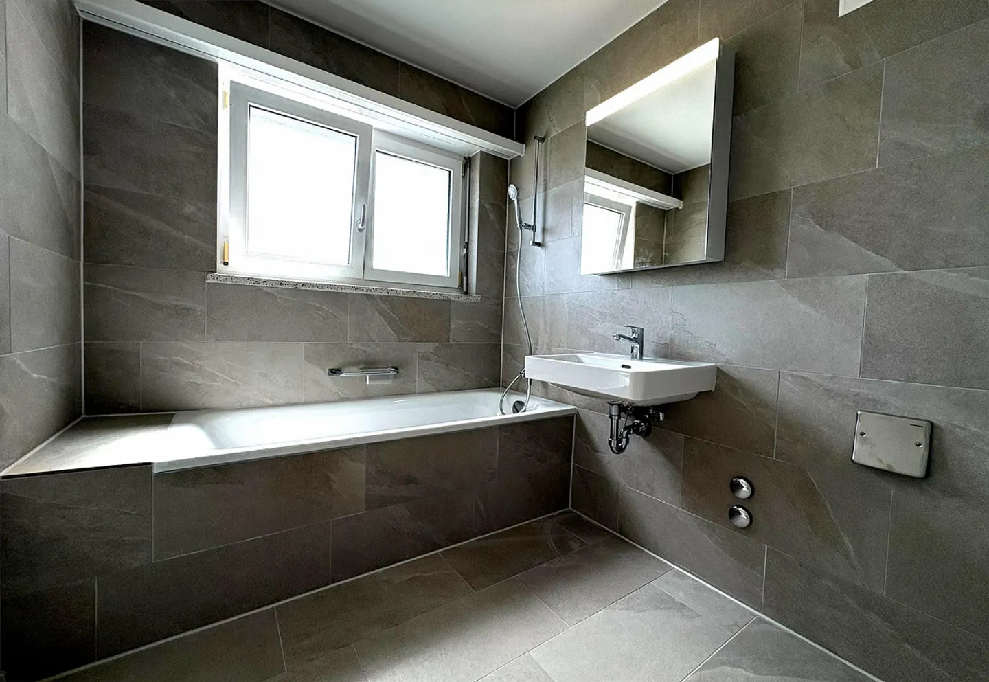 Bright 5.5 room penthouse apartment with dream terrace for rent! - Photo 4 of 8