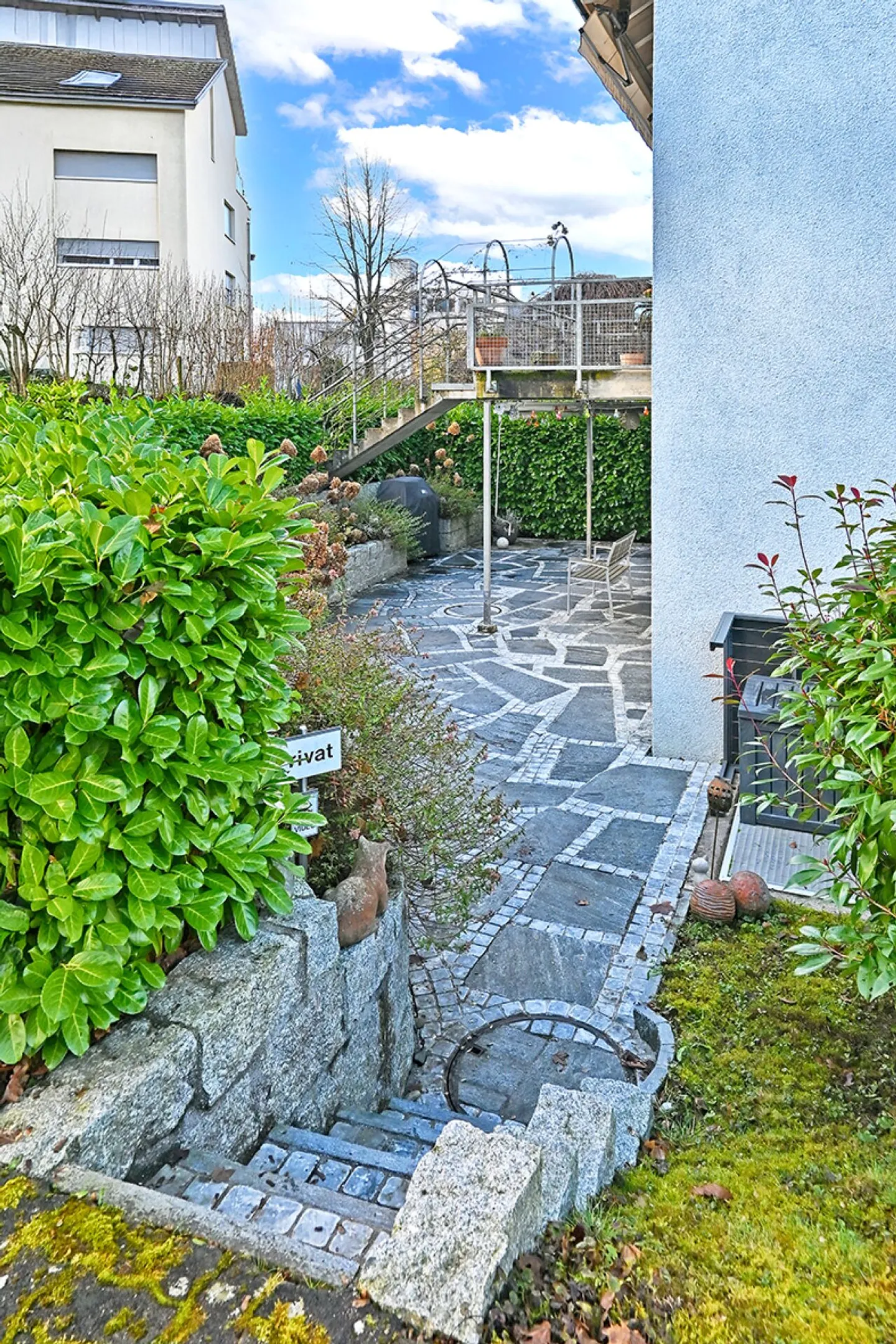 4.5-room garden apartment with individual floor plan and spacious outdoor seating area - Photo 9 of 10