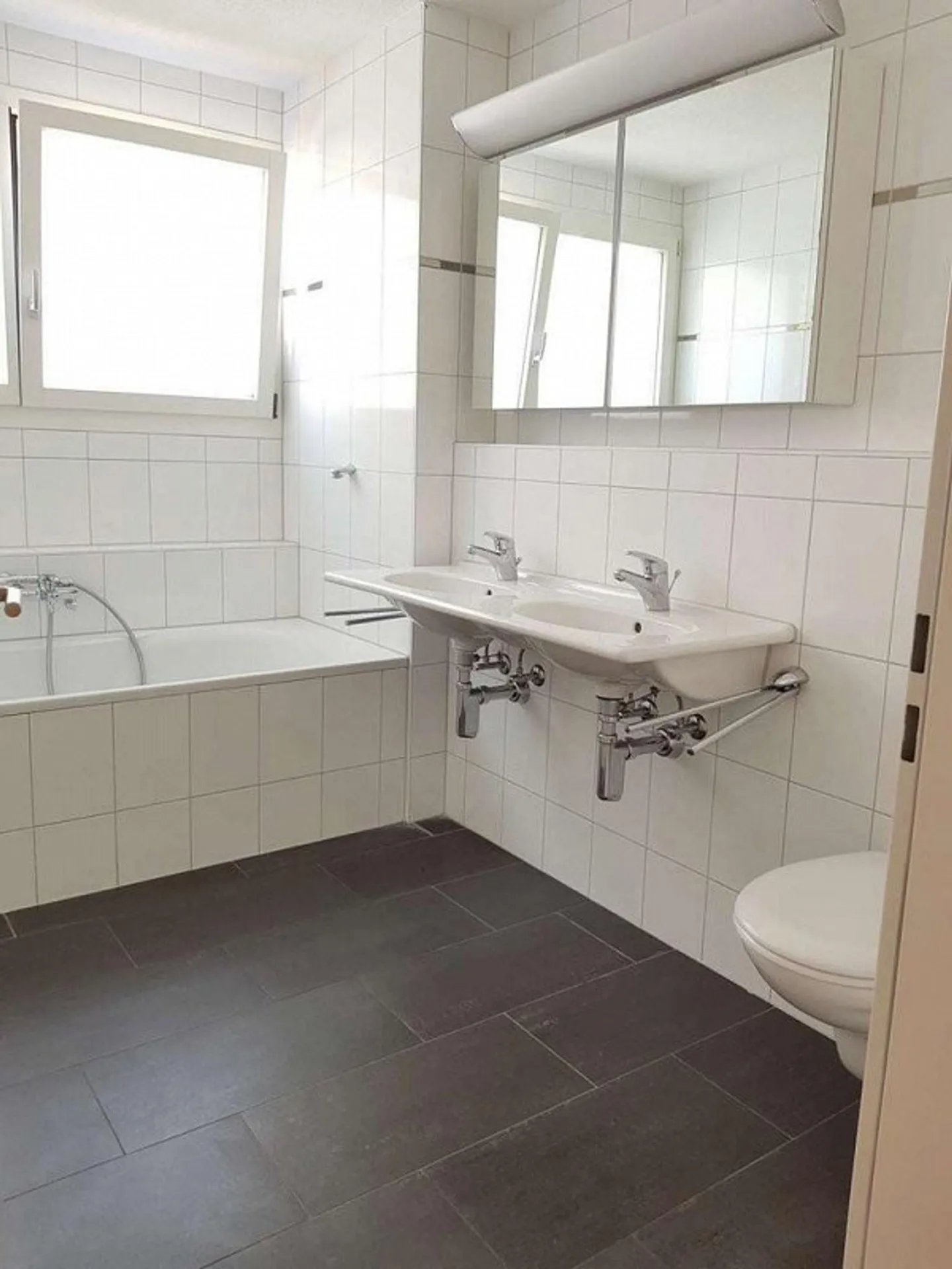 Appartamento spazioso e moderno in un quartiere adatto alle famiglie - Foto 6 di 8