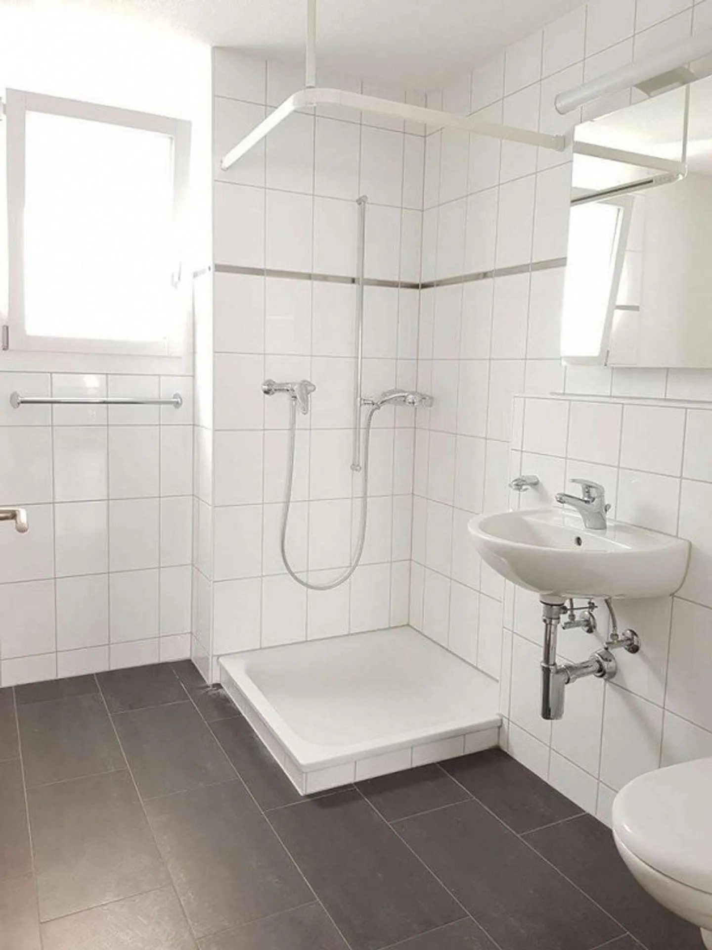 Appartamento spazioso e moderno in un quartiere adatto alle famiglie - Foto 7 di 8