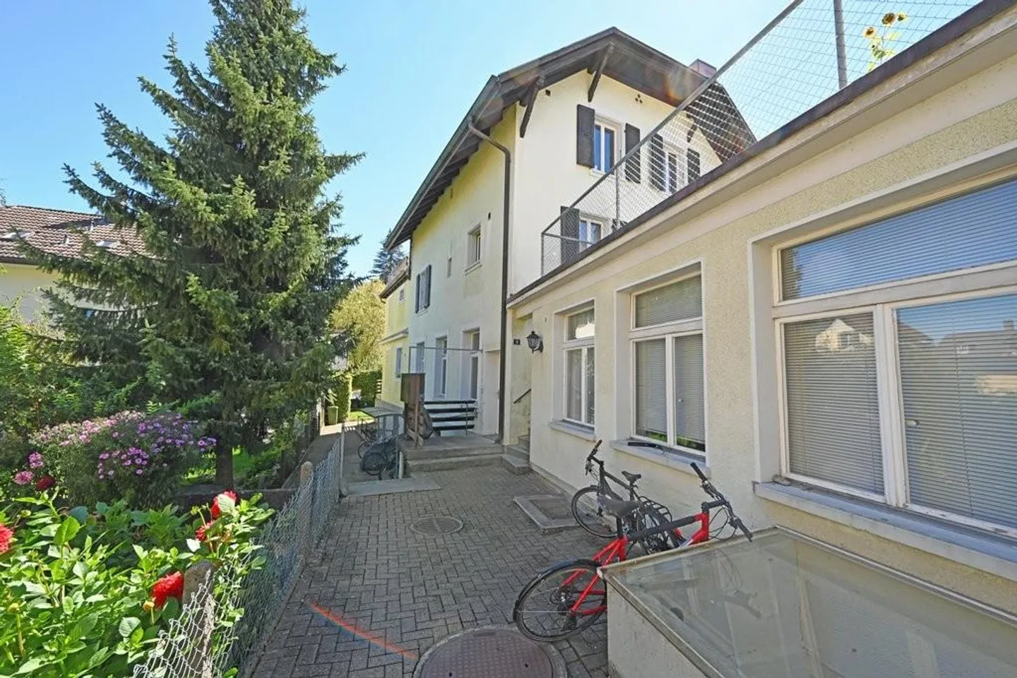 Commercial premises near the Bernese local mountain - Photo 2 of 6