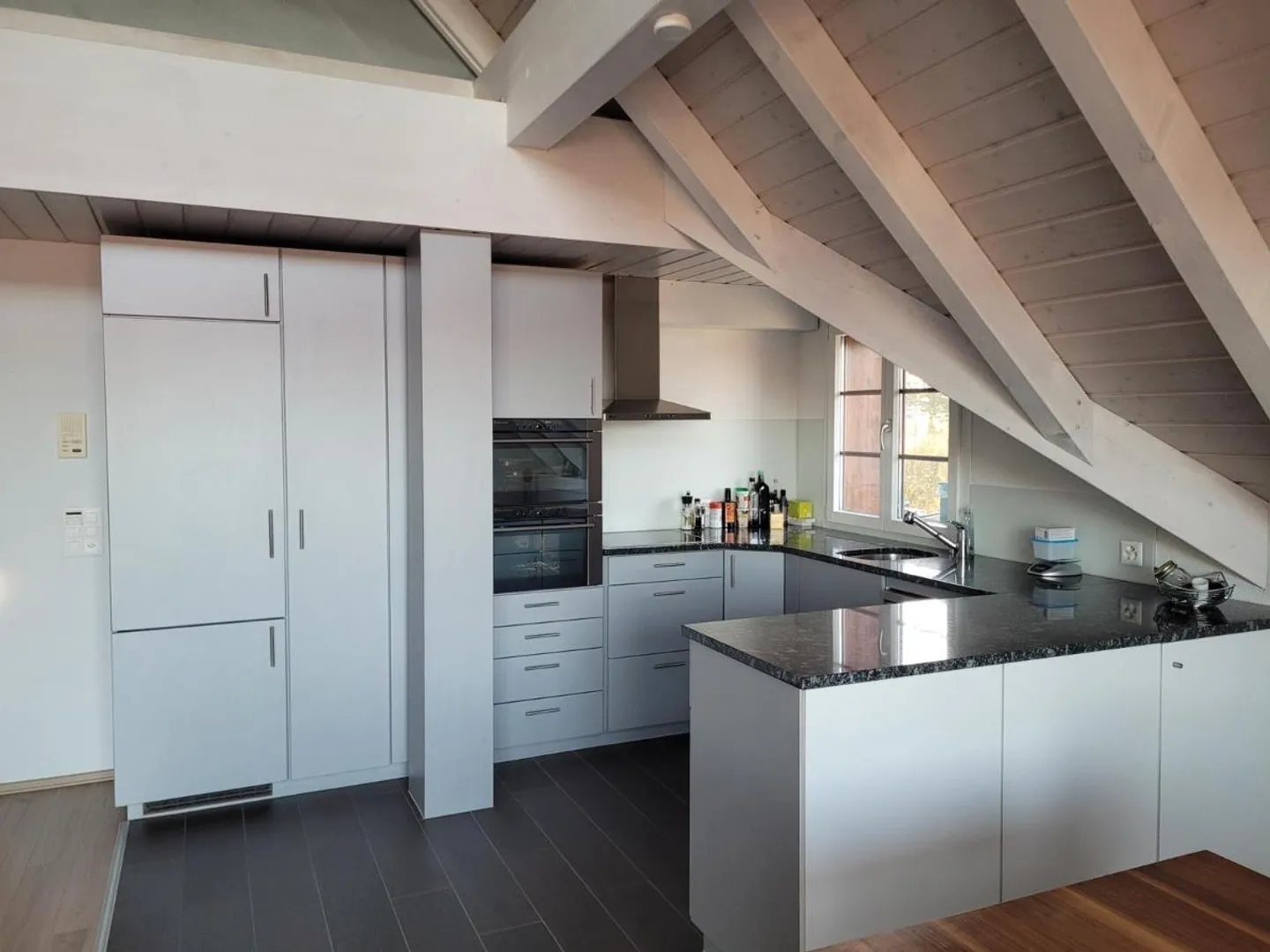 Appartement sous les combles de 4,5 pièces - Photo 2 sur 4