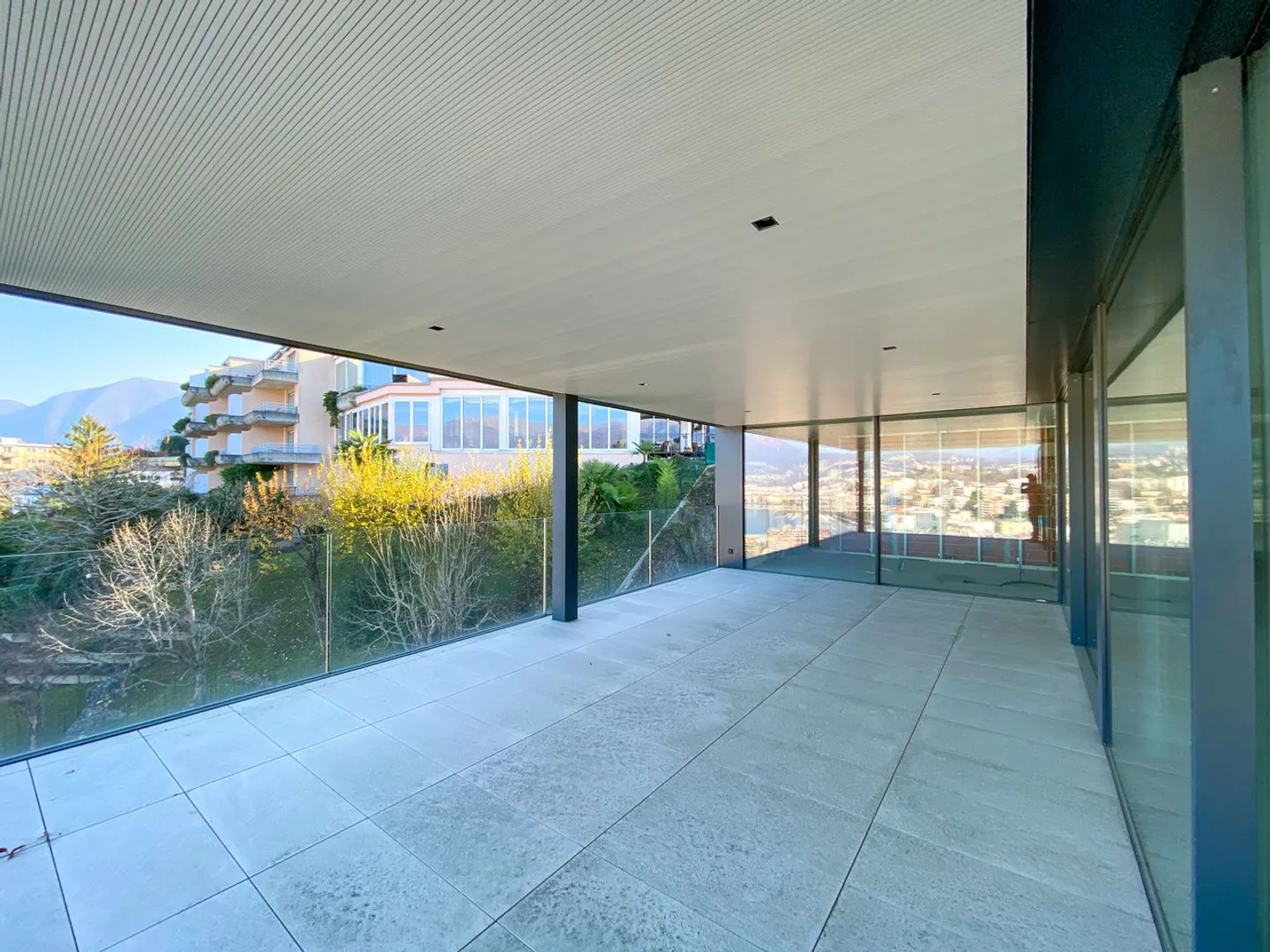 Exclusive penthouse with stunning lake view in Paradiso - Photo 5 of 6