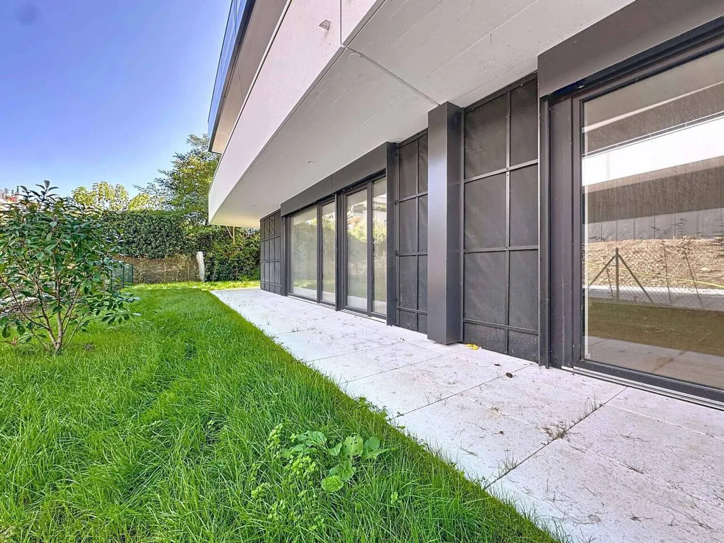 Appartamento straordinario di 5,5 stanze al piano terra con terrazza e giardino privato con vista sul lago - Foto 10 di 13