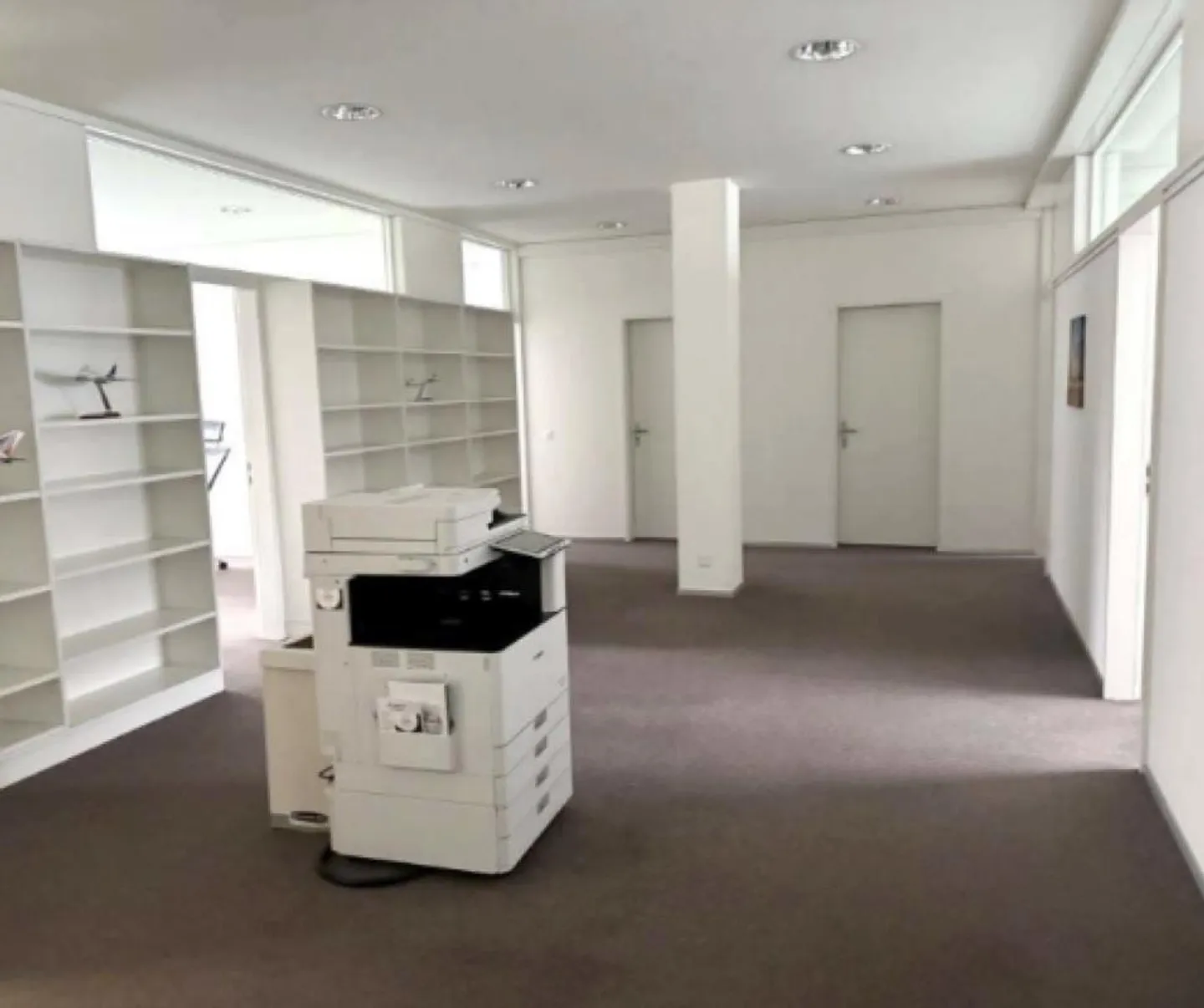 Attractive commercial property with two rented office floors in the best location in Zug. - Photo 3 of 3
