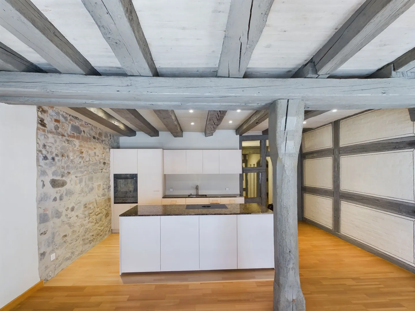 Completely renovated 6.5-room apartment in the city center - Photo 1 of 11