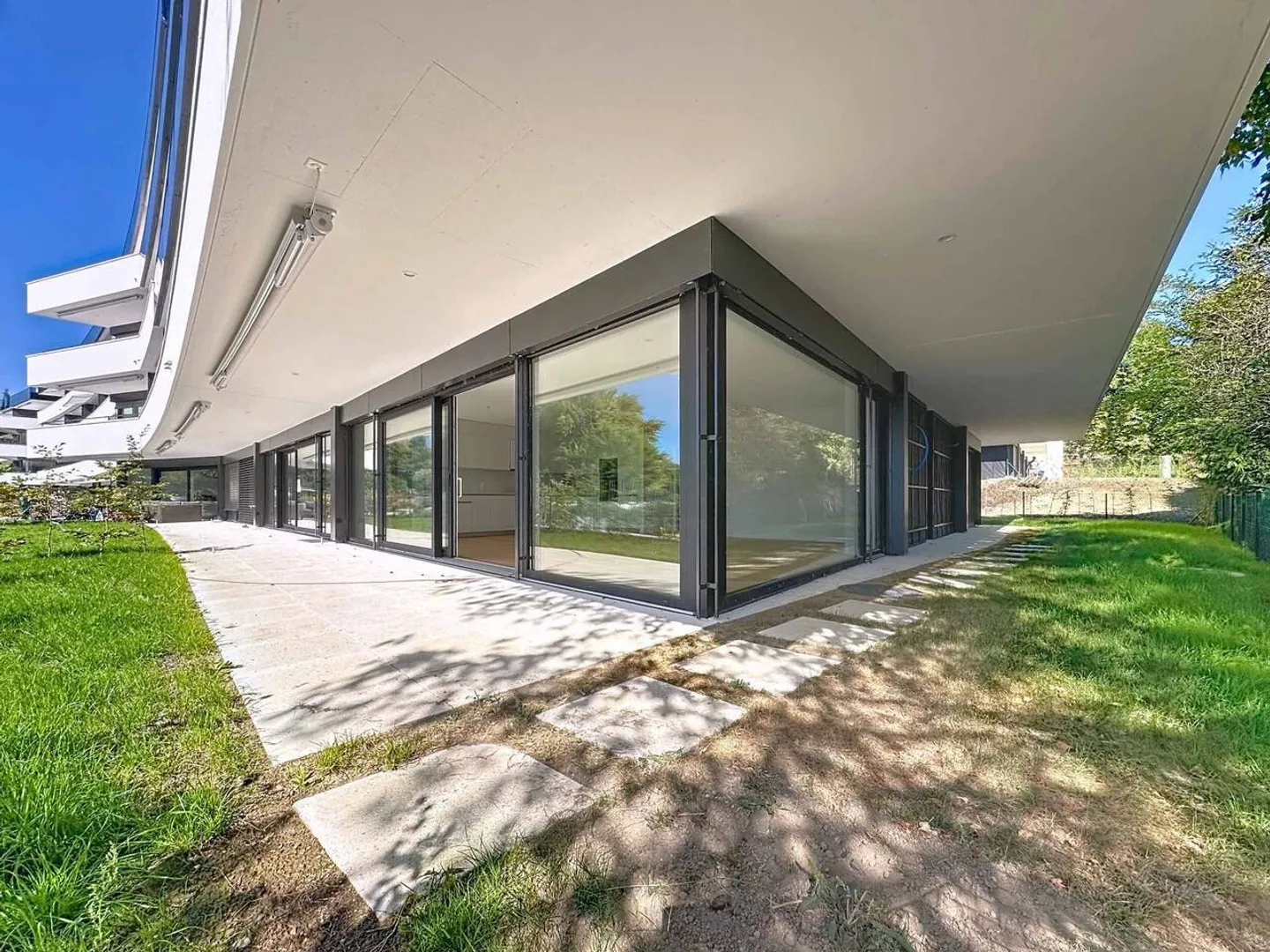 Appartamento straordinario di 5,5 stanze al piano terra con terrazza e giardino privato con vista sul lago - Foto 11 di 13