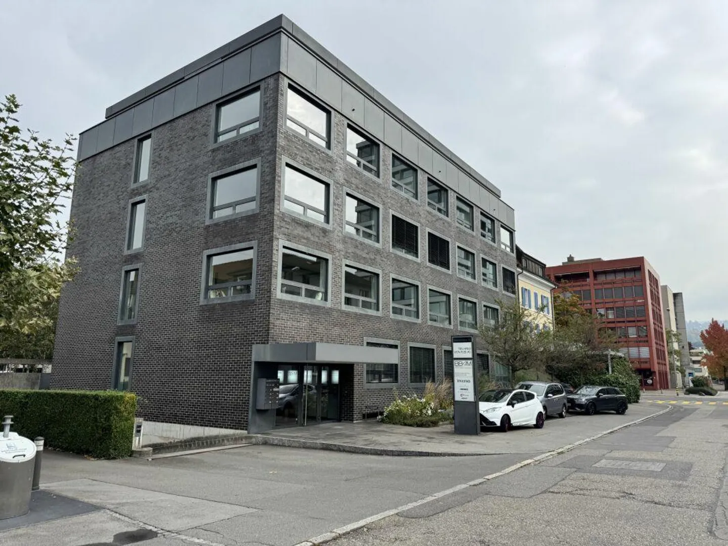 Attractive commercial property with two rented office floors in the best location in Zug. - Photo 1 of 3