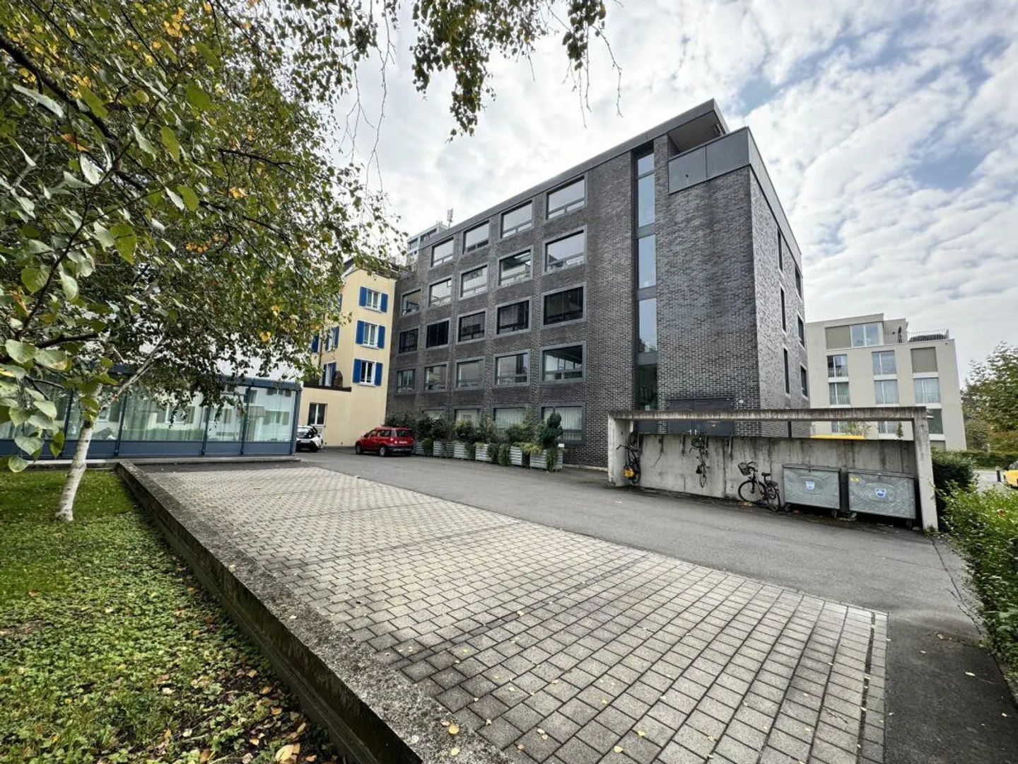 Attractive commercial property with two rented office floors in the best location in Zug. - Photo 2 of 3