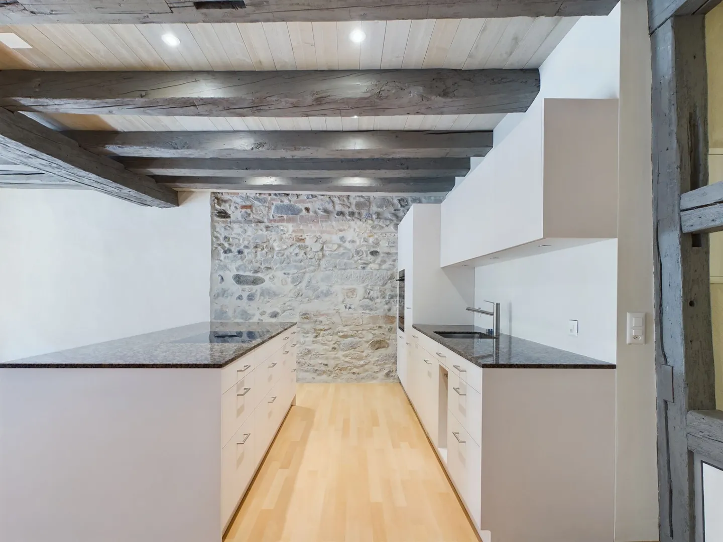 Completely renovated 6.5-room apartment in the city center - Photo 2 of 11