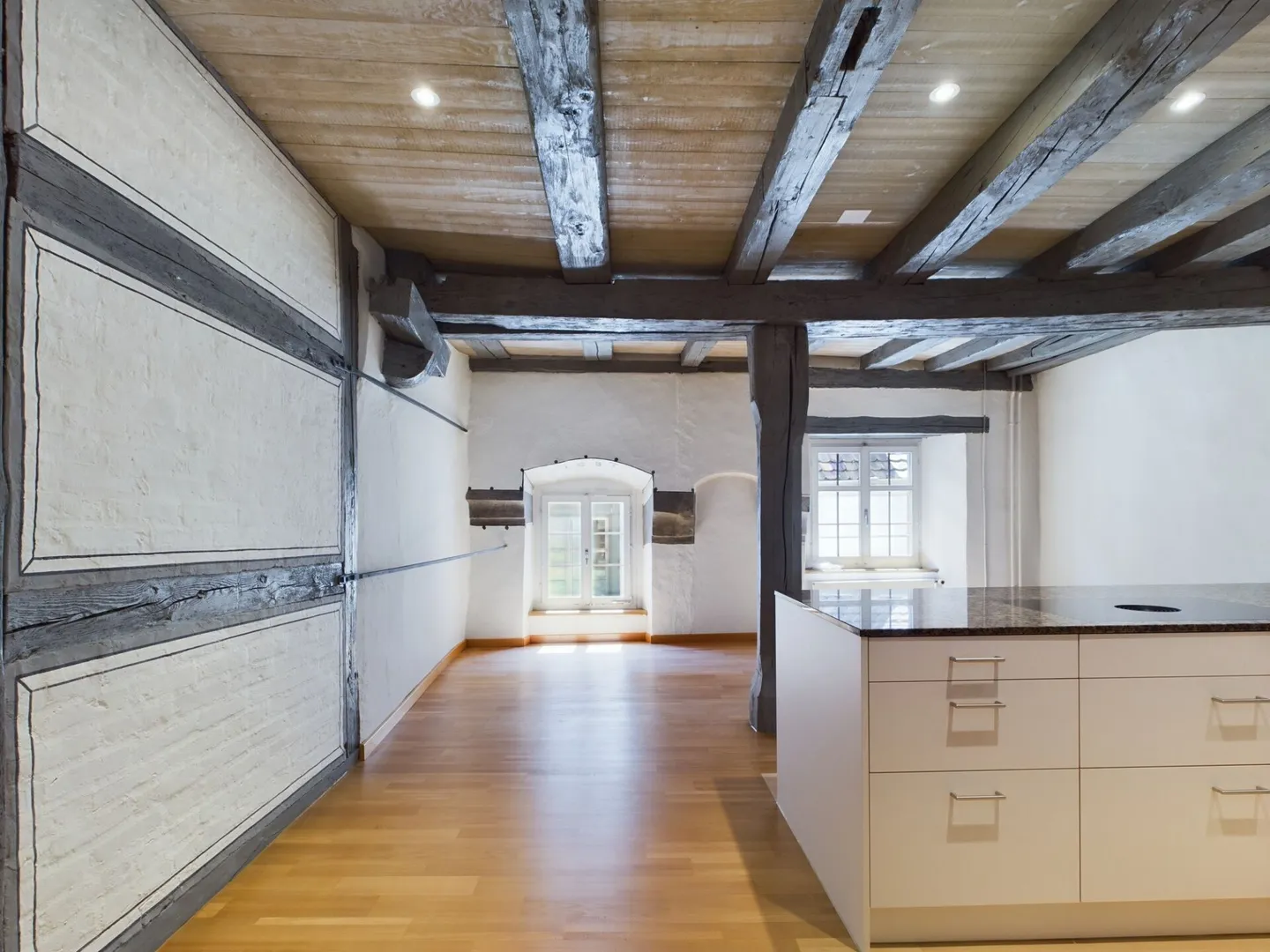 Completely renovated 6.5-room apartment in the city center - Photo 3 of 11