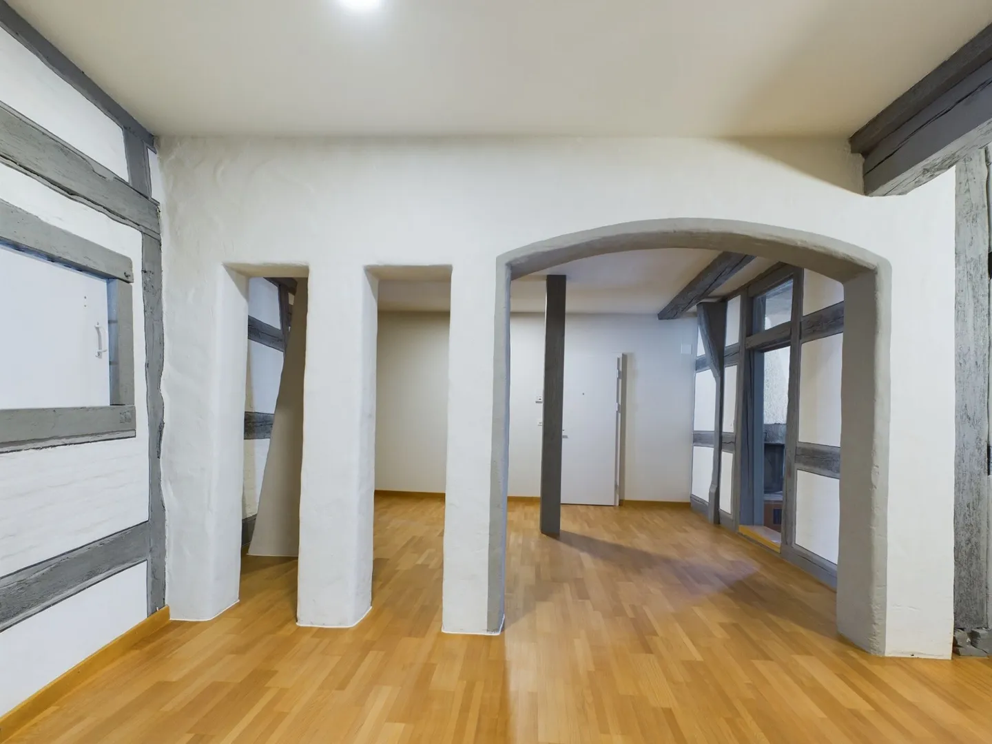 Completely renovated 6.5-room apartment in the city center - Photo 5 of 11