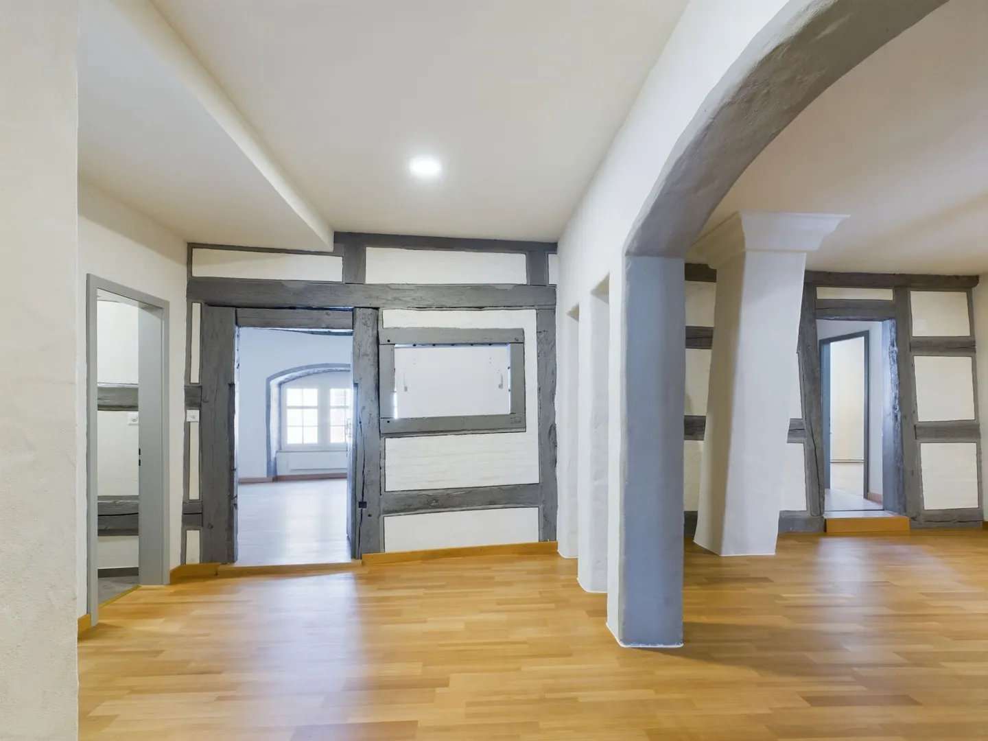 Completely renovated 6.5-room apartment in the city center - Photo 7 of 11