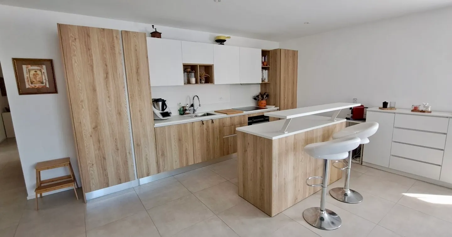 Appartement moderne avec balcon - Photo 2 sur 5