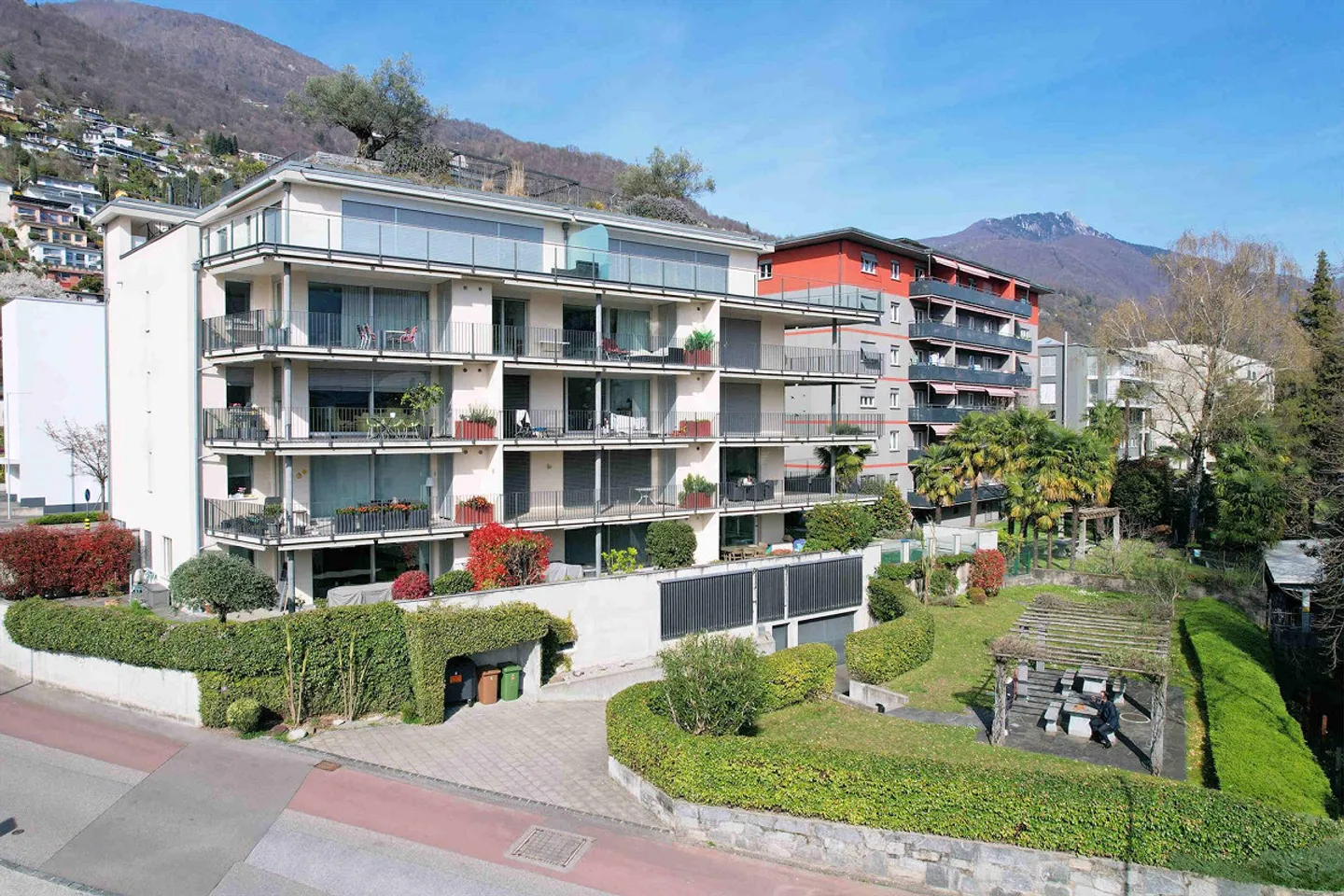 Appartamento con grande terrazza coperta in zona comoda e strategica - Photo 1 sur 15