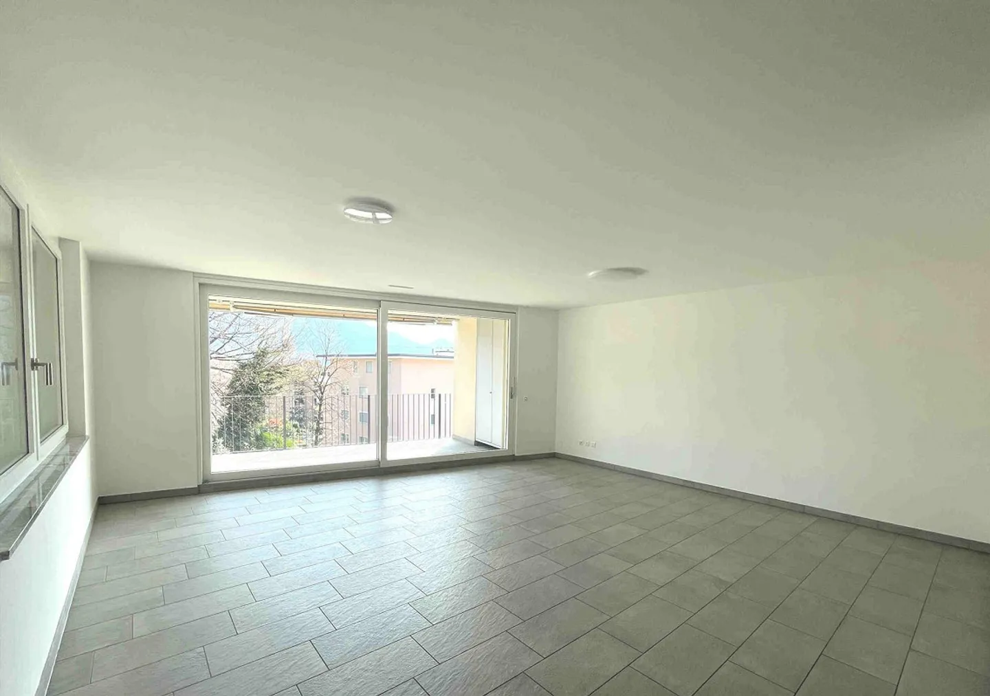 Appartamento con grande terrazza coperta in zona comoda e strategica - Photo 3 sur 15