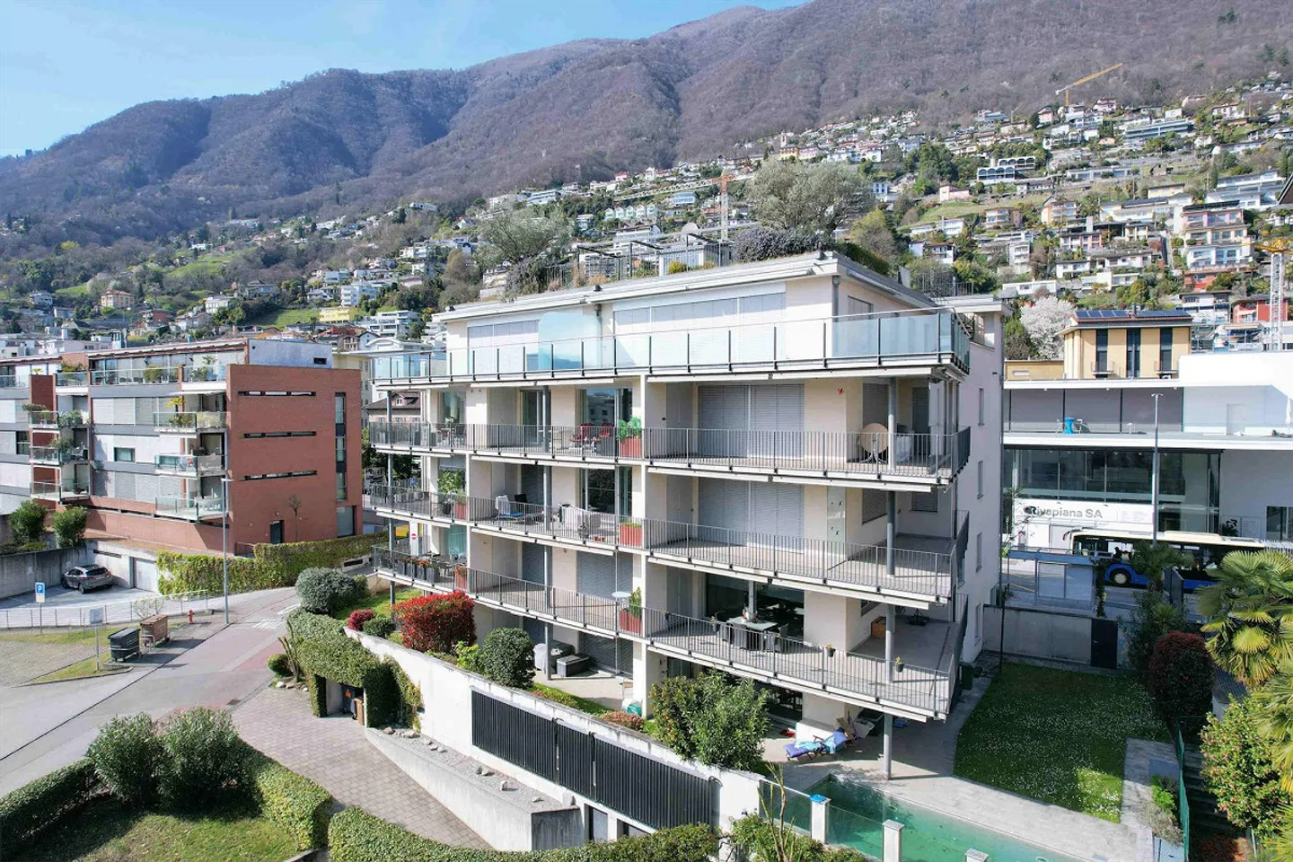 Appartamento con grande terrazza coperta in zona comoda e strategica - Photo 2 sur 15