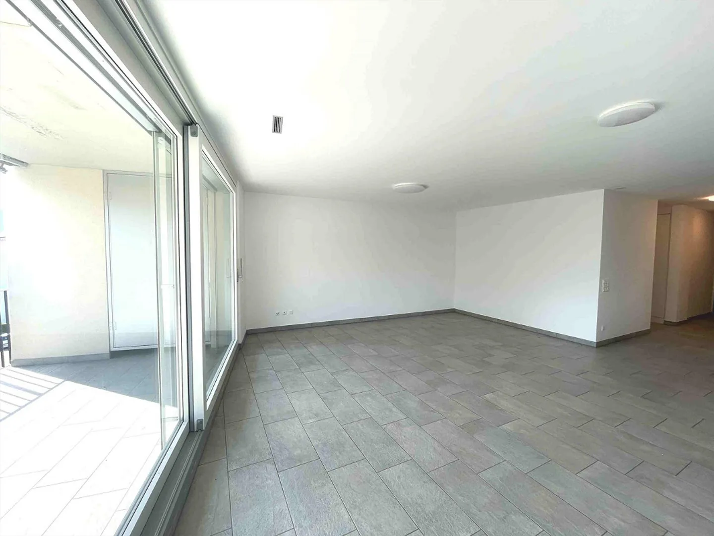 Appartamento con grande terrazza coperta in zona comoda e strategica - Photo 4 sur 15