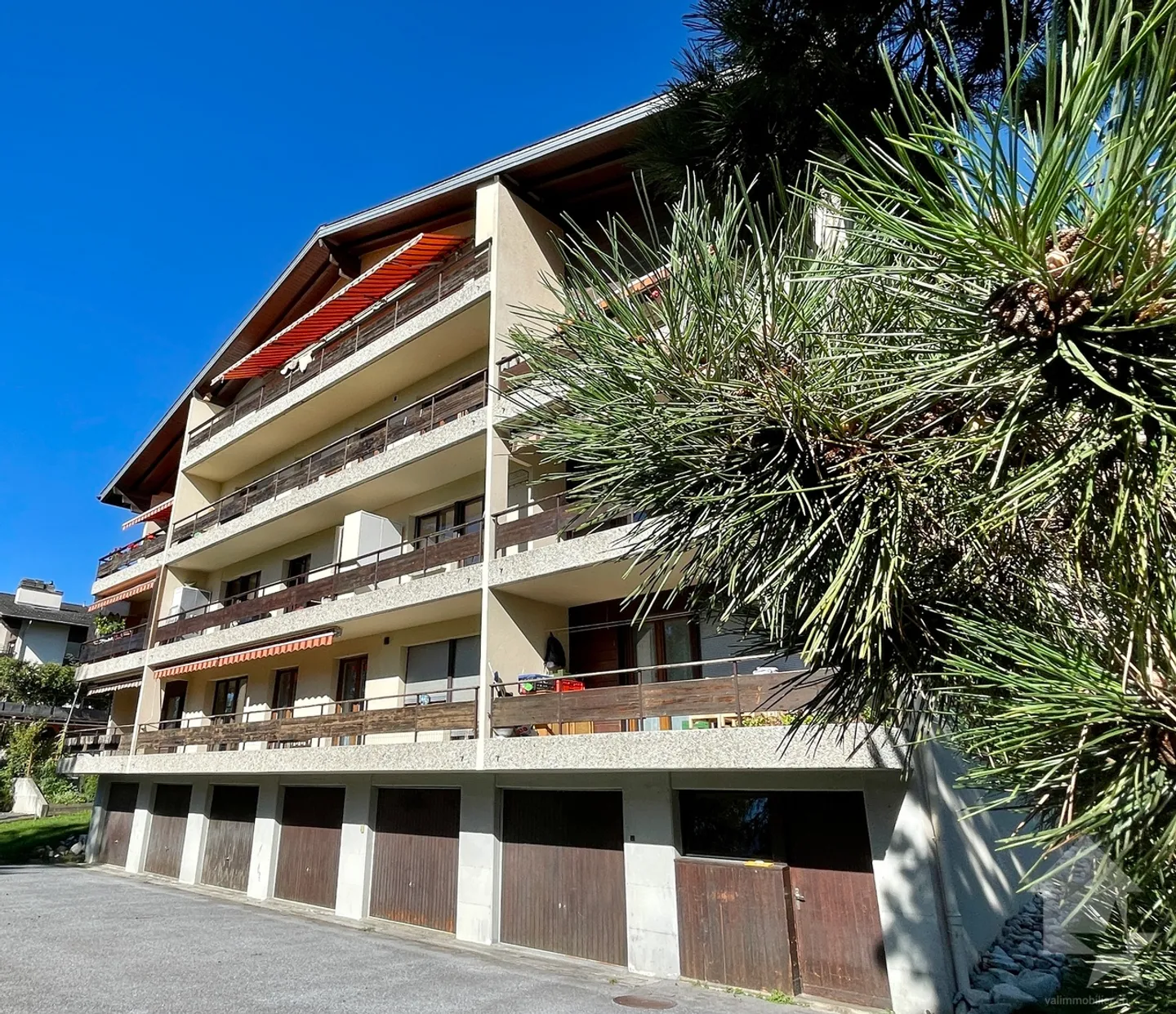 Sehr angenehme 4,5 Zimmer mit Balkon/Terrasse nach Süden und 2 Parkplätzen - Foto 1 von 13