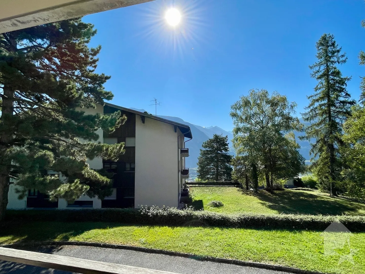Sehr angenehme 4,5 Zimmer mit Balkon/Terrasse nach Süden und 2 Parkplätzen - Foto 2 von 13