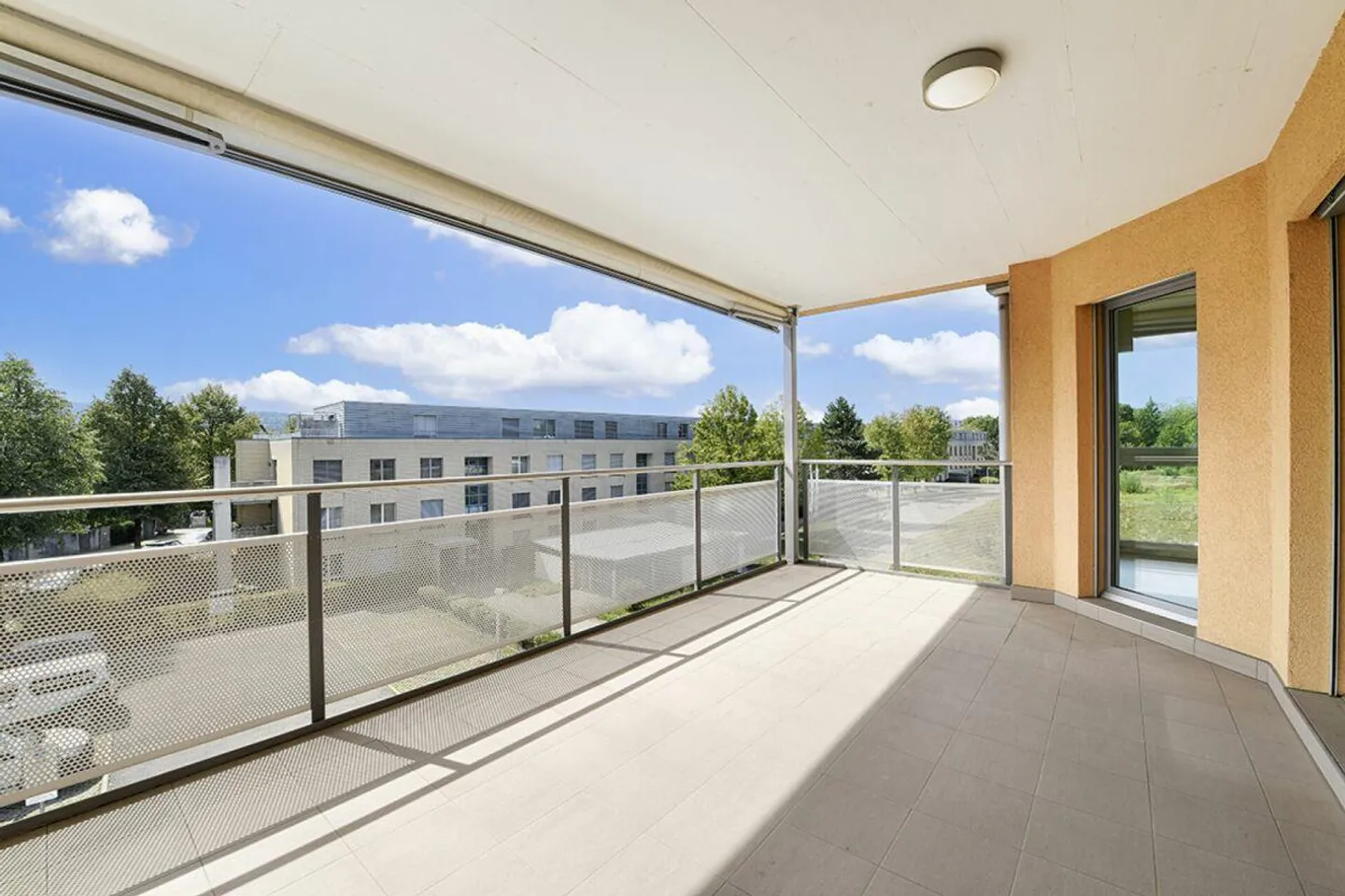 Well-maintained 4.5-room condominium in an ideal location with a large balcony - Photo 1 of 14