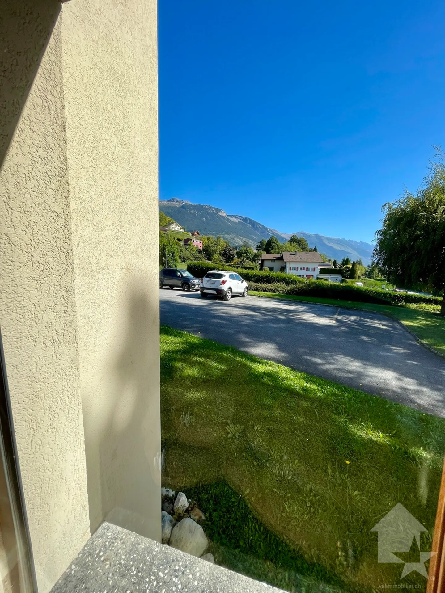 Sehr angenehme 4,5 Zimmer mit Balkon/Terrasse nach Süden und 2 Parkplätzen - Foto 10 von 13
