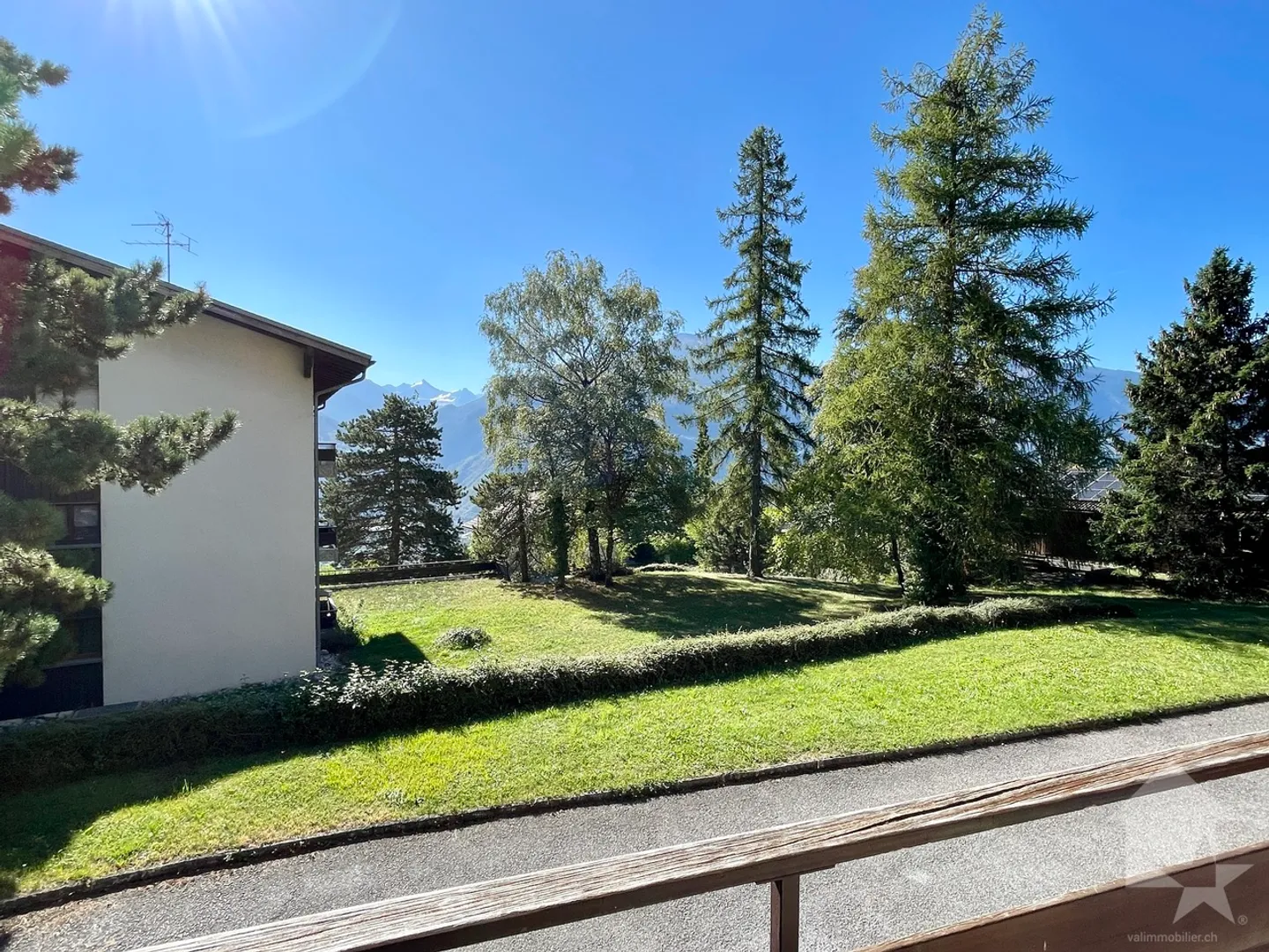 Sehr angenehme 4,5 Zimmer mit Balkon/Terrasse nach Süden und 2 Parkplätzen - Foto 11 von 13