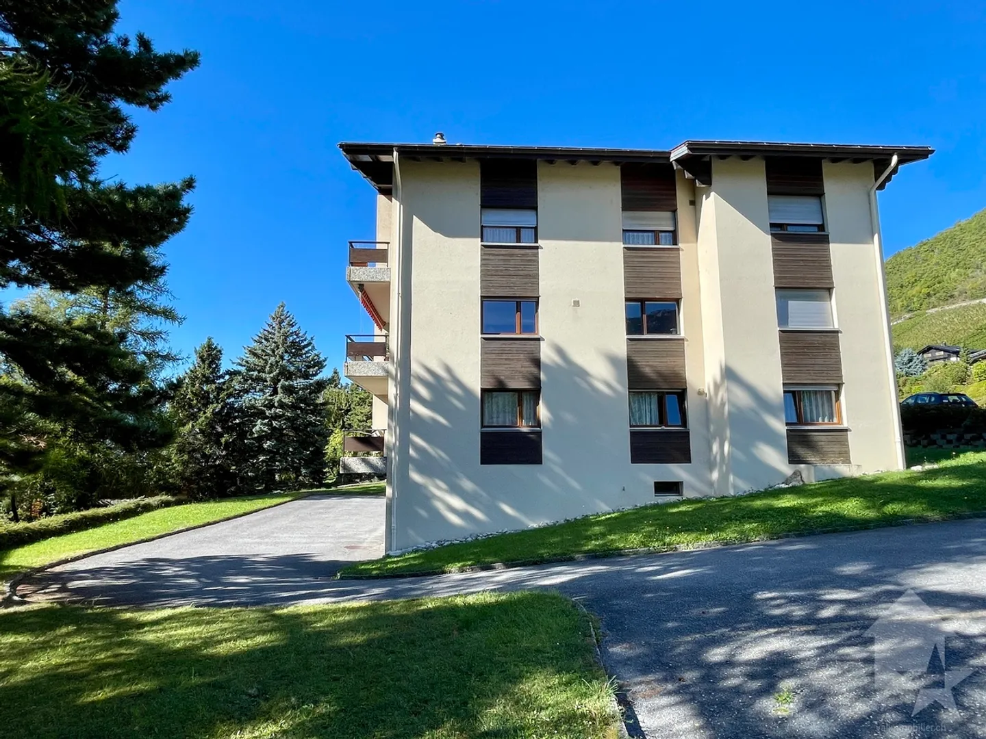 Sehr angenehme 4,5 Zimmer mit Balkon/Terrasse nach Süden und 2 Parkplätzen - Foto 12 von 13