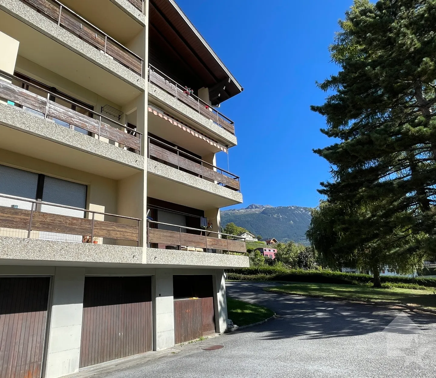 Sehr angenehme 4,5 Zimmer mit Balkon/Terrasse nach Süden und 2 Parkplätzen - Foto 13 von 13