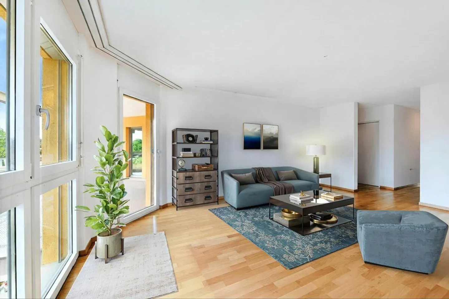 Well-maintained 4.5-room condominium in an ideal location with a large balcony - Photo 3 of 14