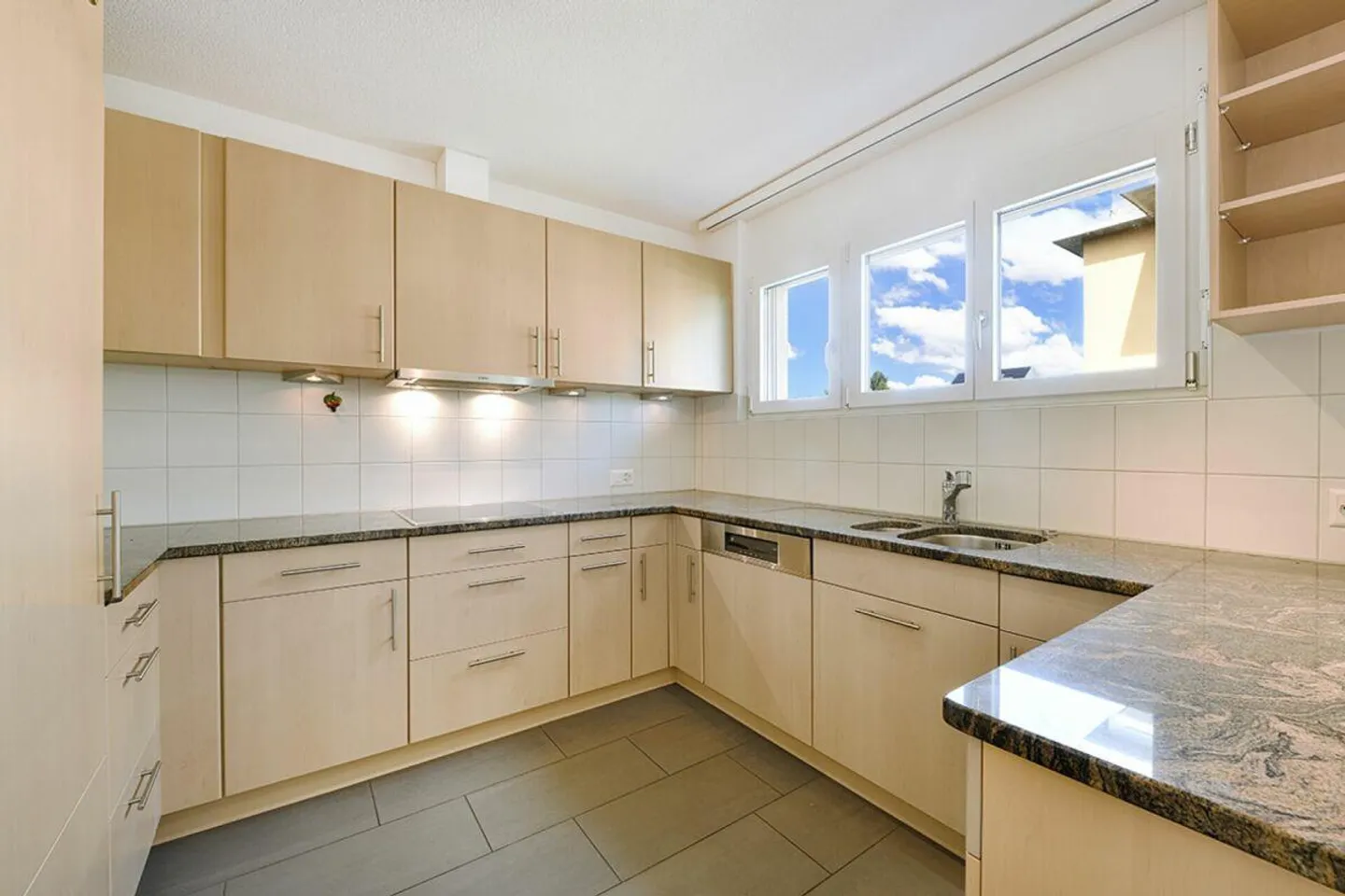 Well-maintained 4.5-room condominium in an ideal location with a large balcony - Photo 5 of 14