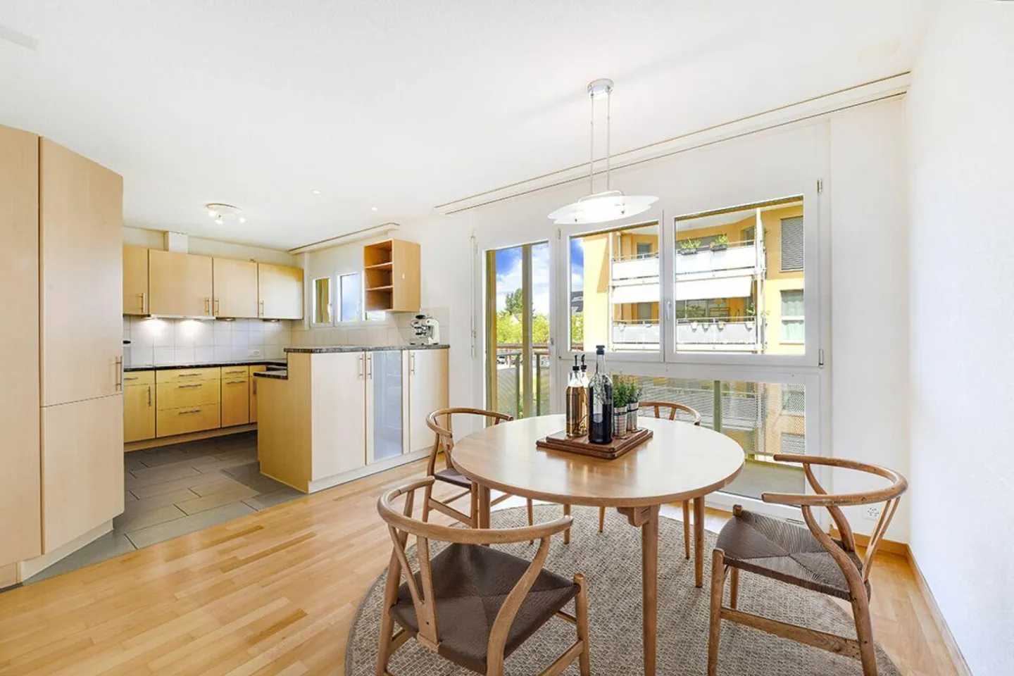 Well-maintained 4.5-room condominium in an ideal location with a large balcony - Photo 4 of 14