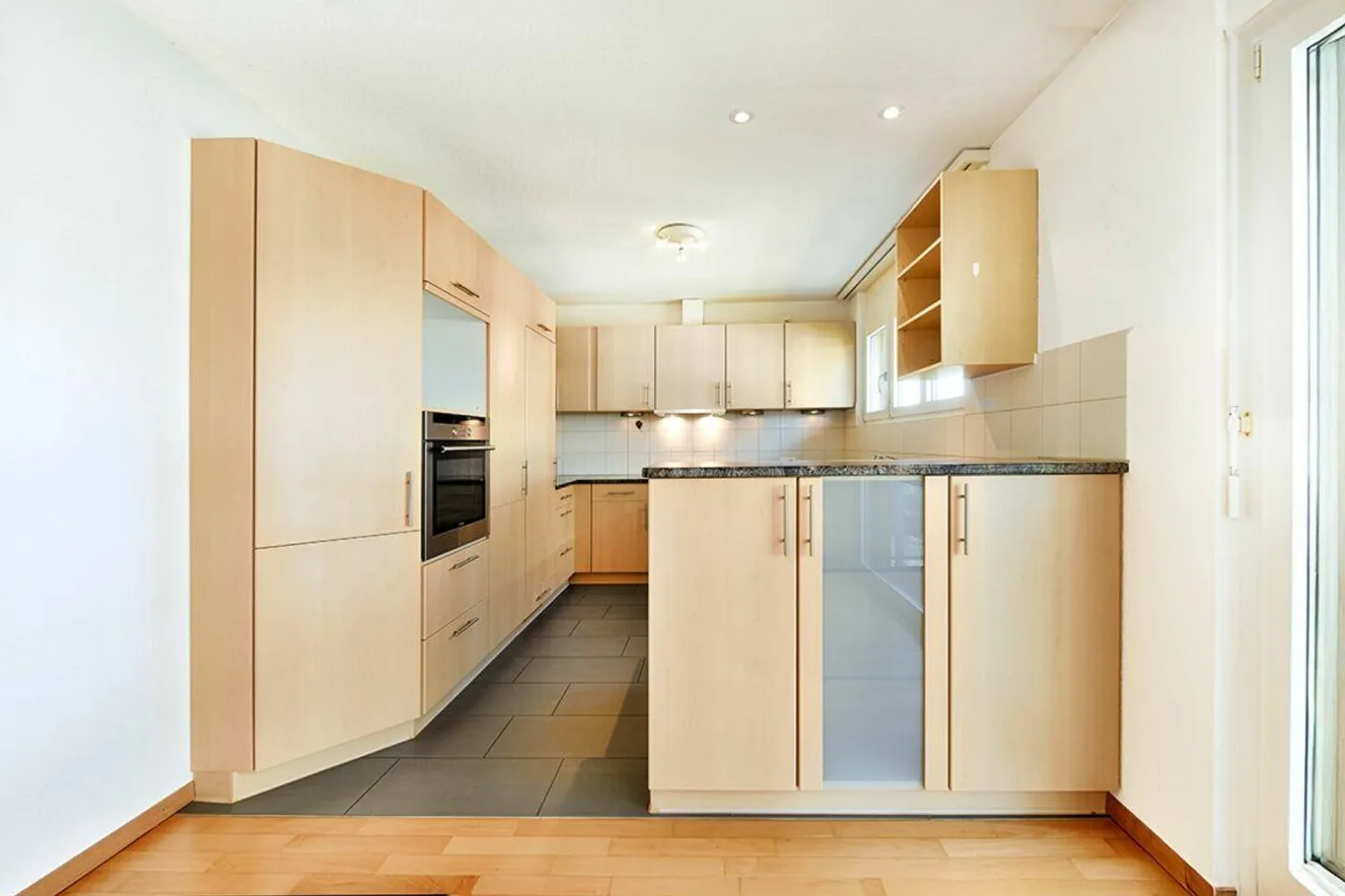 Well-maintained 4.5-room condominium in an ideal location with a large balcony - Photo 6 of 14