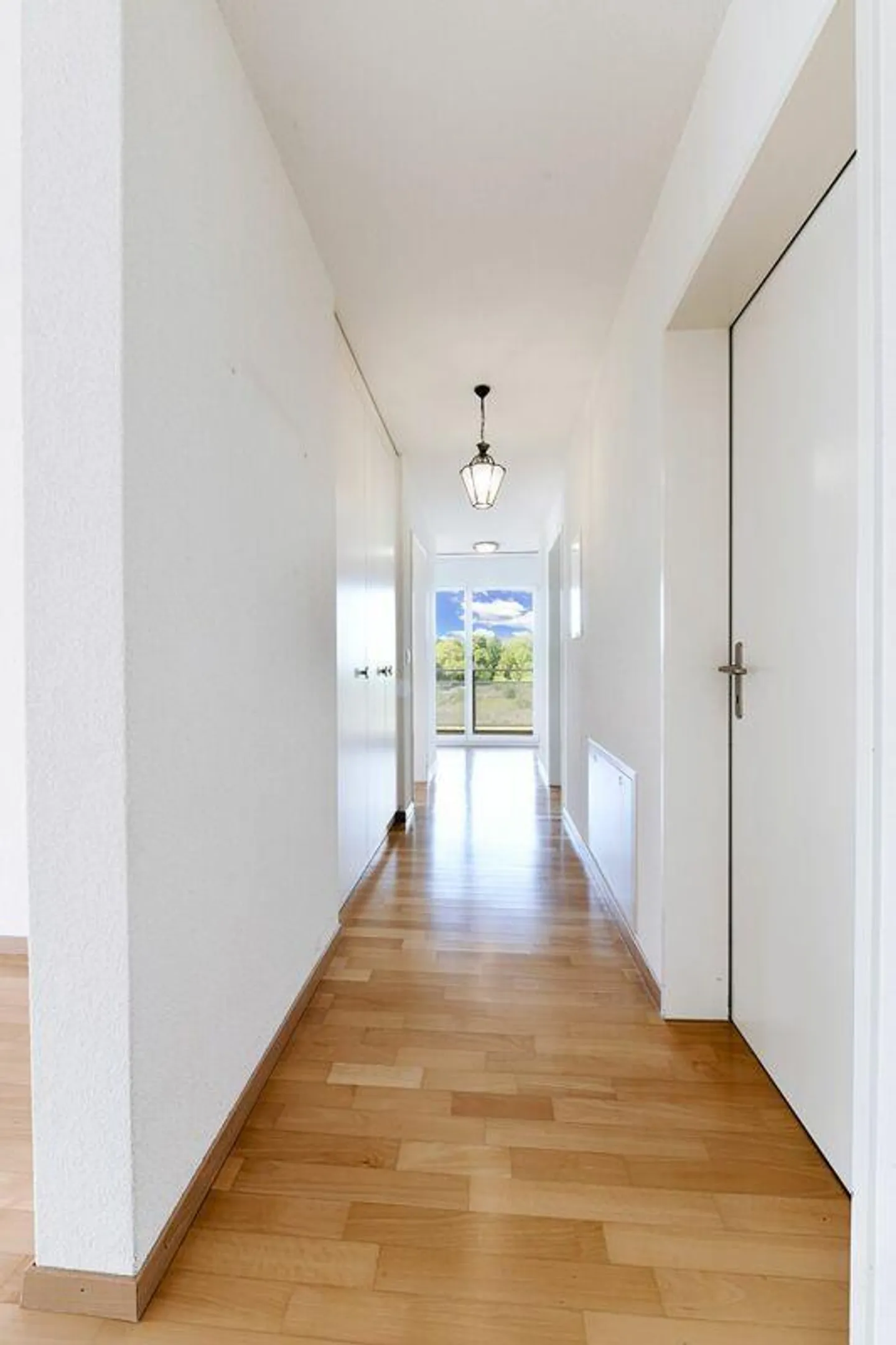 Well-maintained 4.5-room condominium in an ideal location with a large balcony - Photo 7 of 14