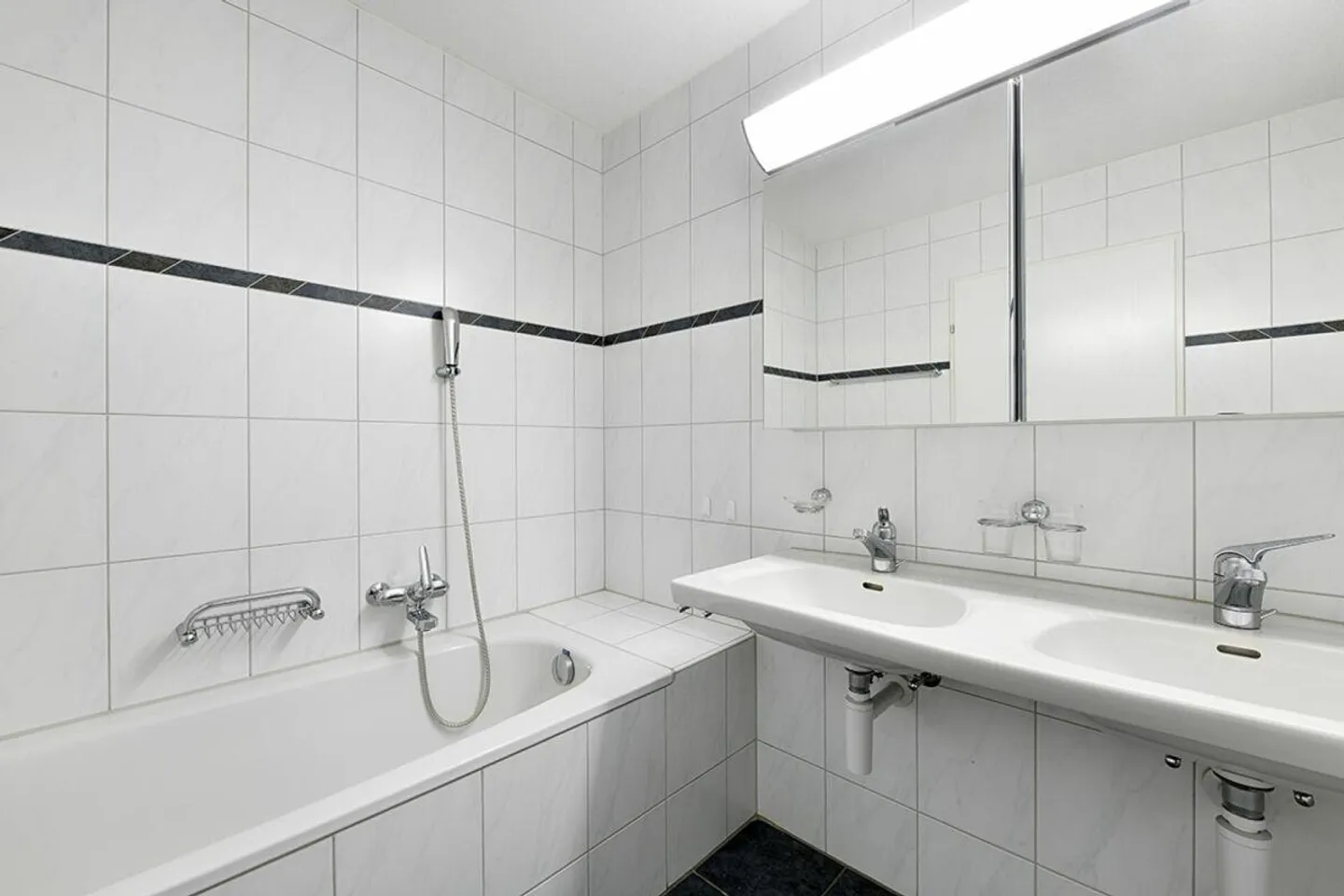 Well-maintained 4.5-room condominium in an ideal location with a large balcony - Photo 8 of 14