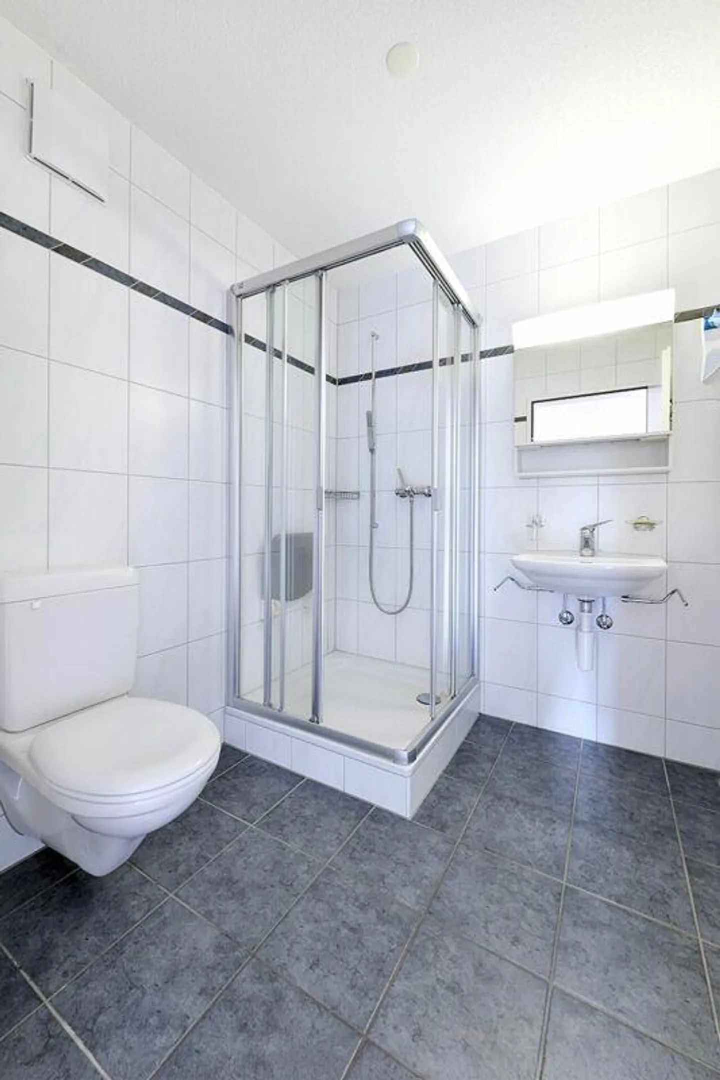 Well-maintained 4.5-room condominium in an ideal location with a large balcony - Photo 9 of 14