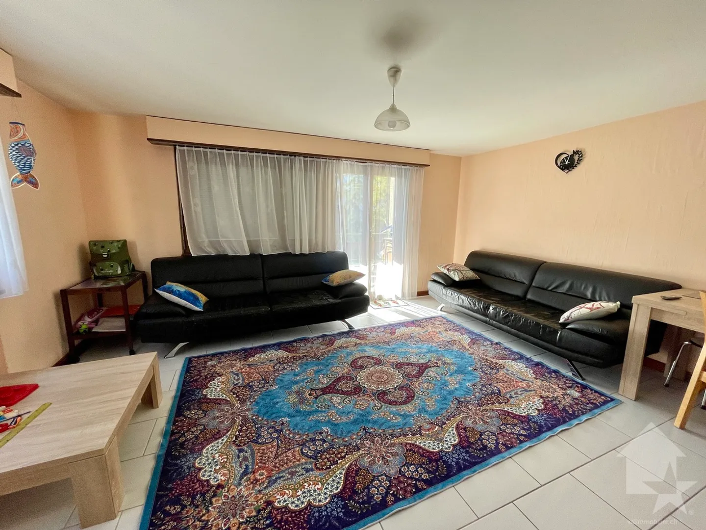 Sehr angenehme 4,5 Zimmer mit Balkon/Terrasse nach Süden und 2 Parkplätzen - Foto 3 von 13