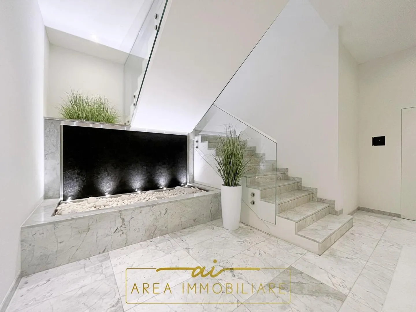 NEW 4.5 ROOM PENTHOUSE WITH LAKE VIEW IN PARADISO - Photo 3 of 13